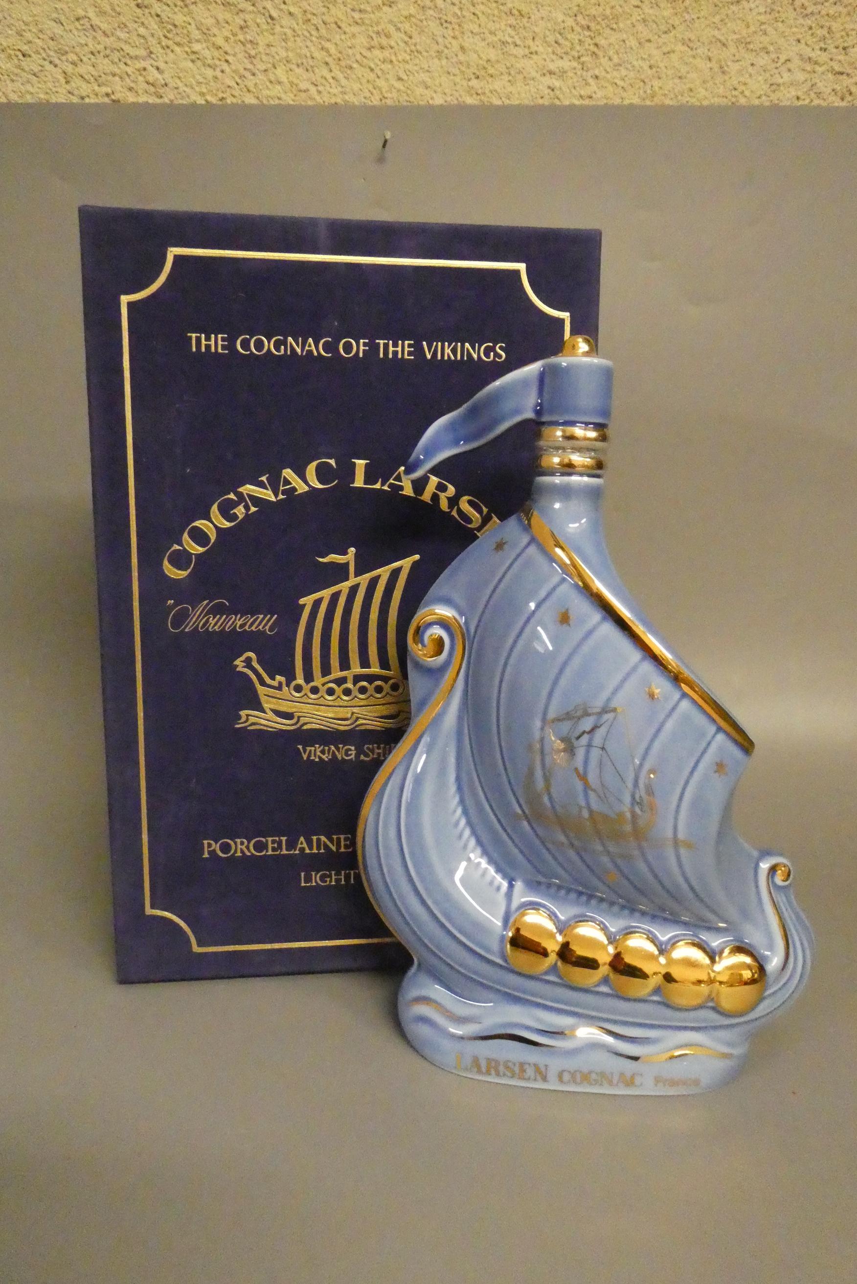 1 decanter Larsen cognac, porcelain decanter in the form of a Viking longboat by Limoges, boxed Image