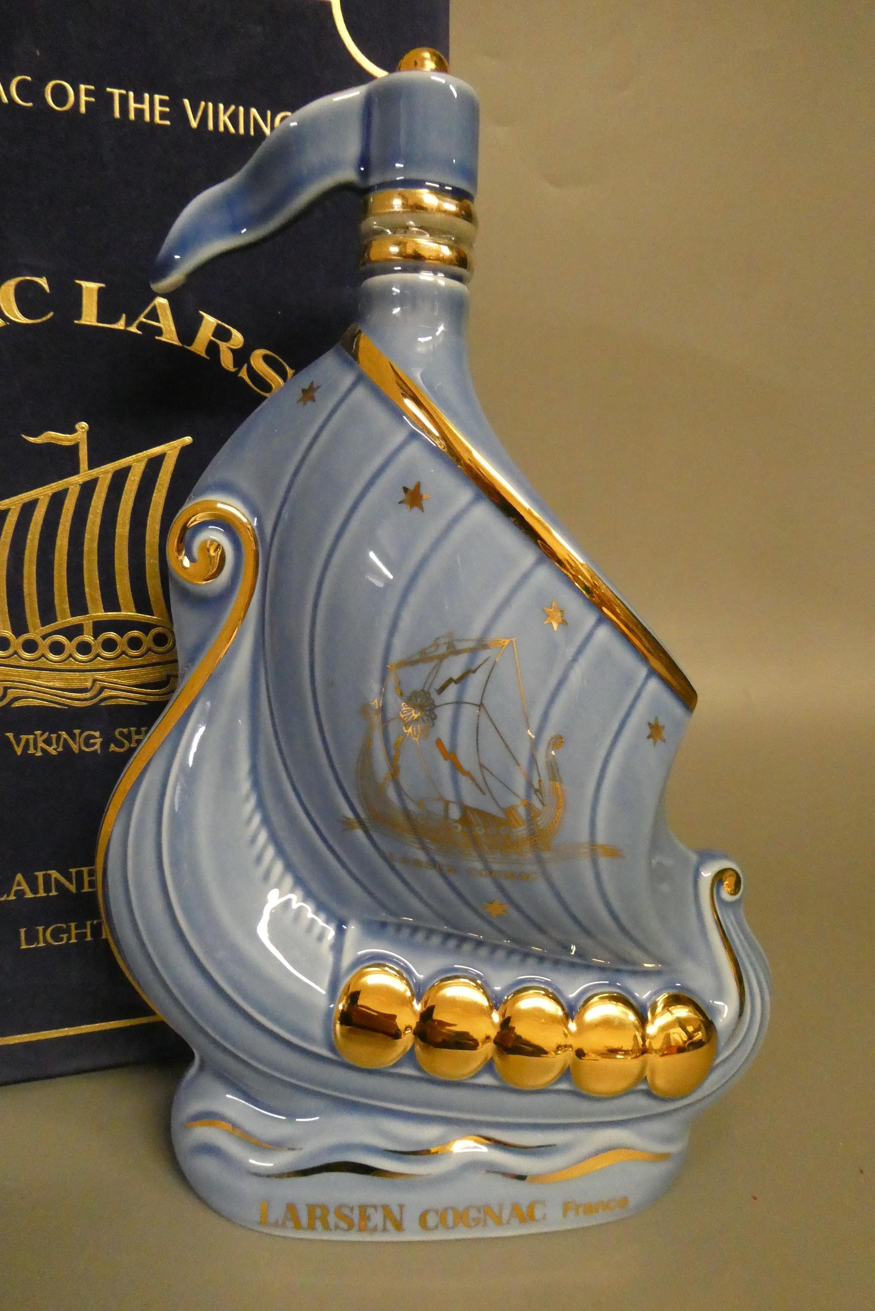 1 decanter Larsen cognac, porcelain decanter in the form of a Viking longboat by Limoges, boxed Image