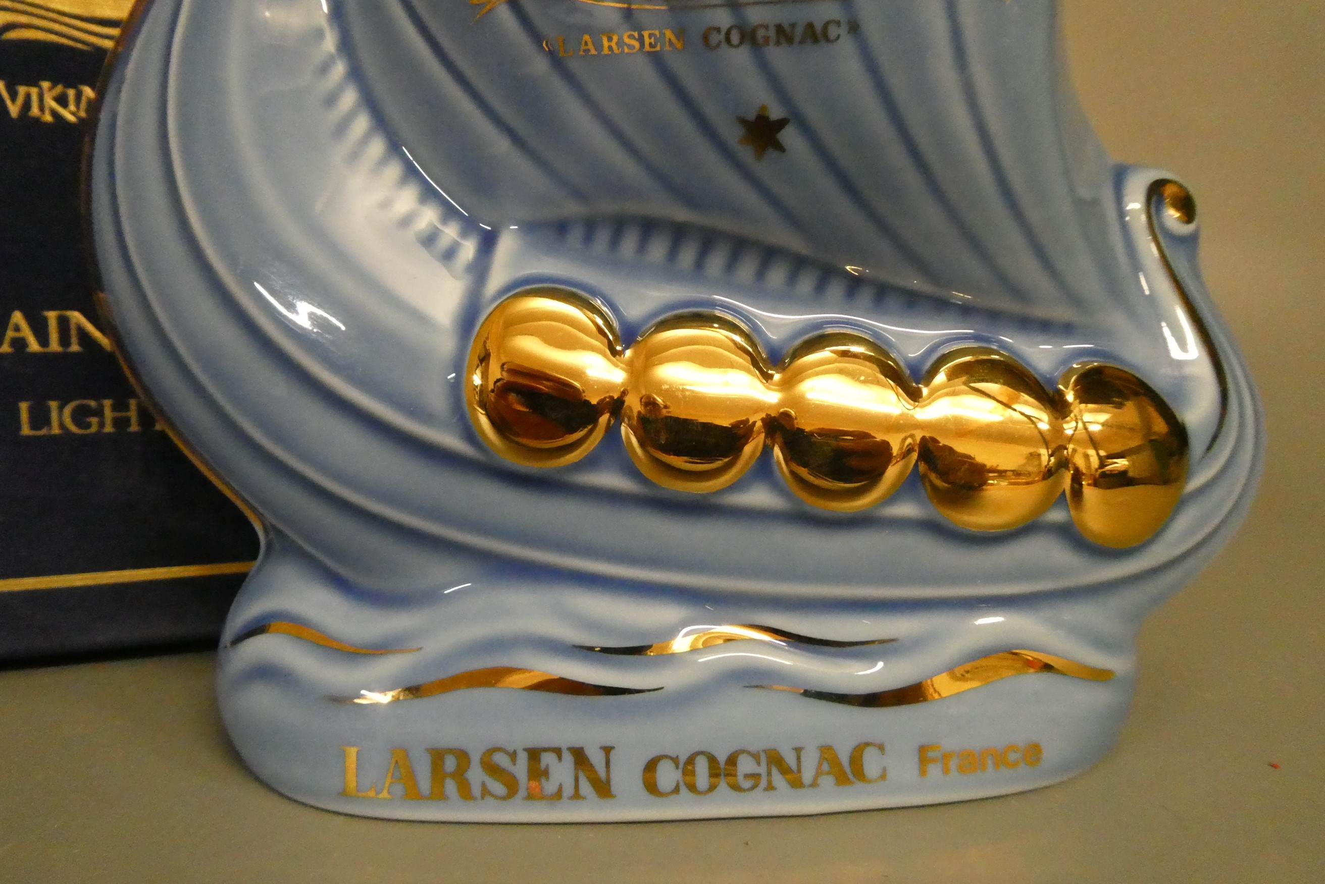1 decanter Larsen cognac, porcelain decanter in the form of a Viking longboat by Limoges, boxed Image