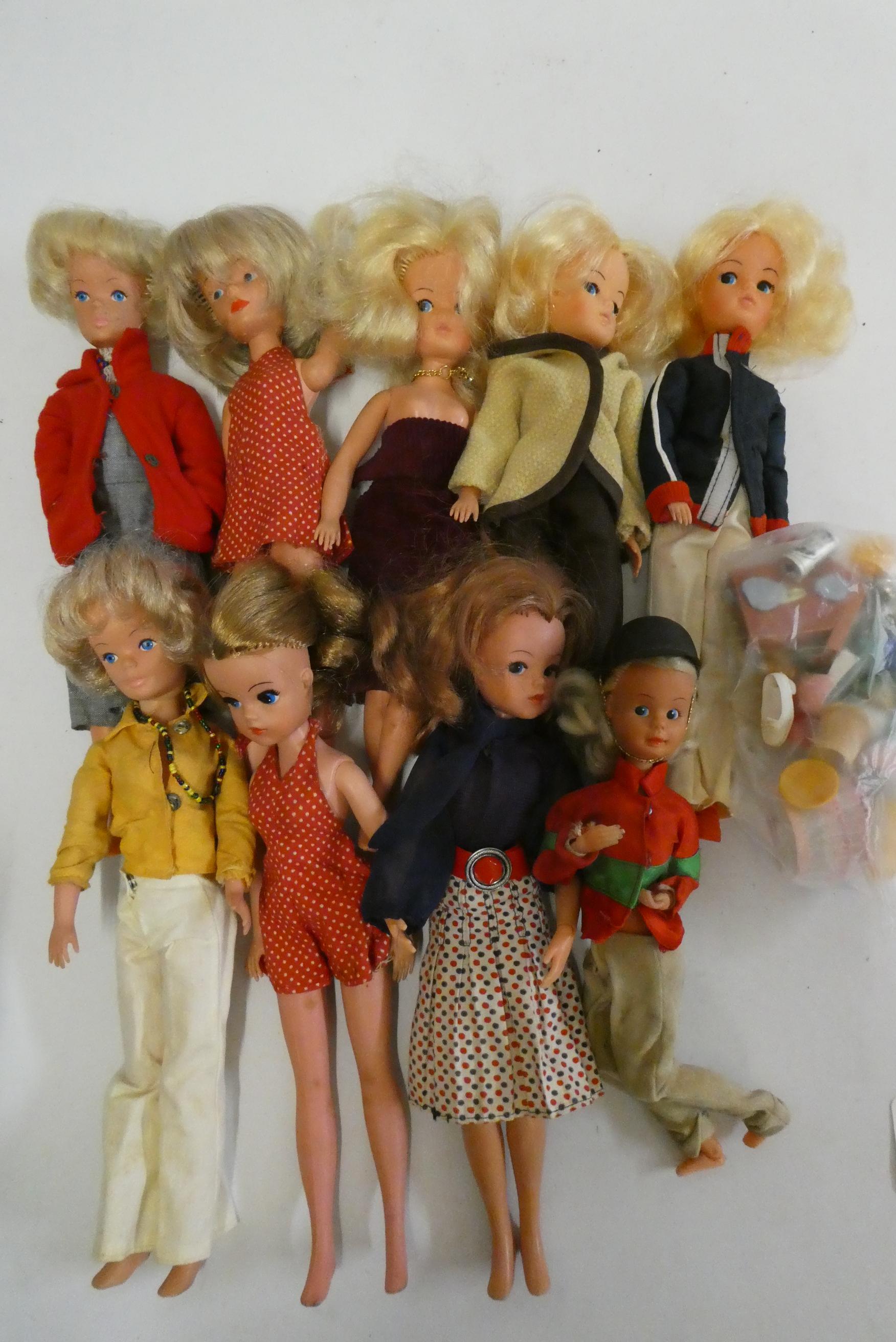 9 Sindy dolls and accessories, comprising 3 "2 Gen 1077", 3 "055014", 2 "033055X" and 1 "036001X" Image