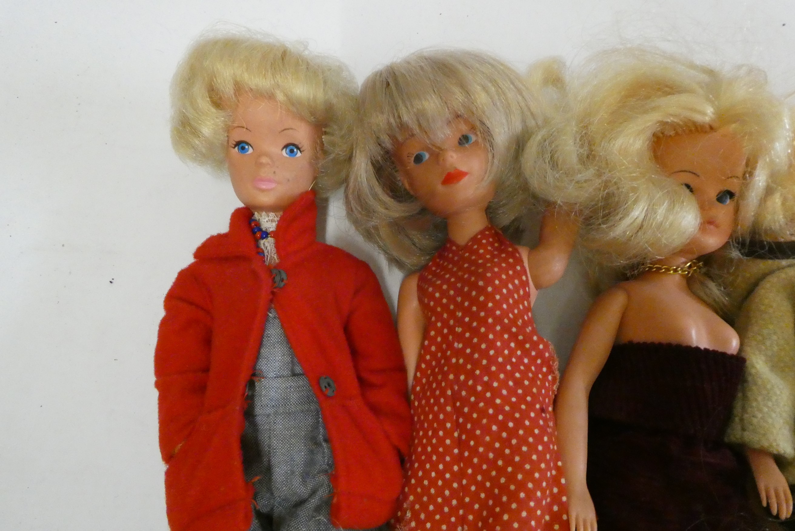 9 Sindy dolls and accessories, comprising 3 "2 Gen 1077", 3 "055014", 2 "033055X" and 1 "036001X" Image