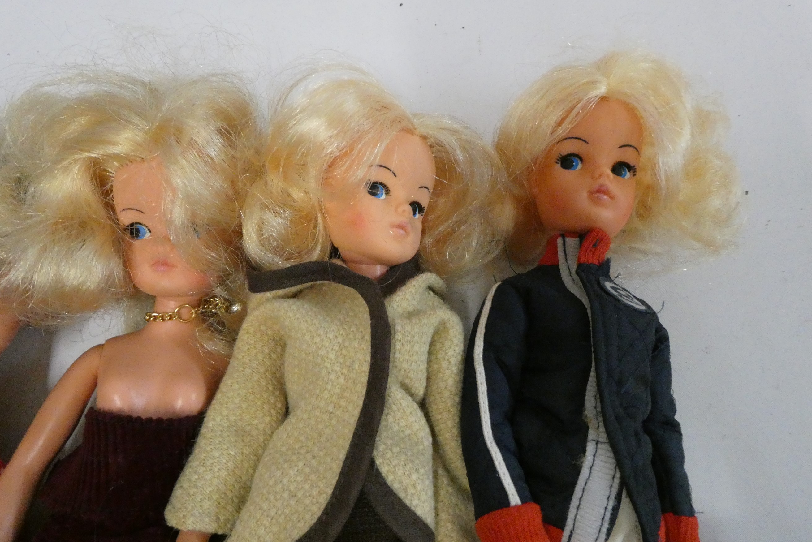 9 Sindy dolls and accessories, comprising 3 "2 Gen 1077", 3 "055014", 2 "033055X" and 1 "036001X" Image
