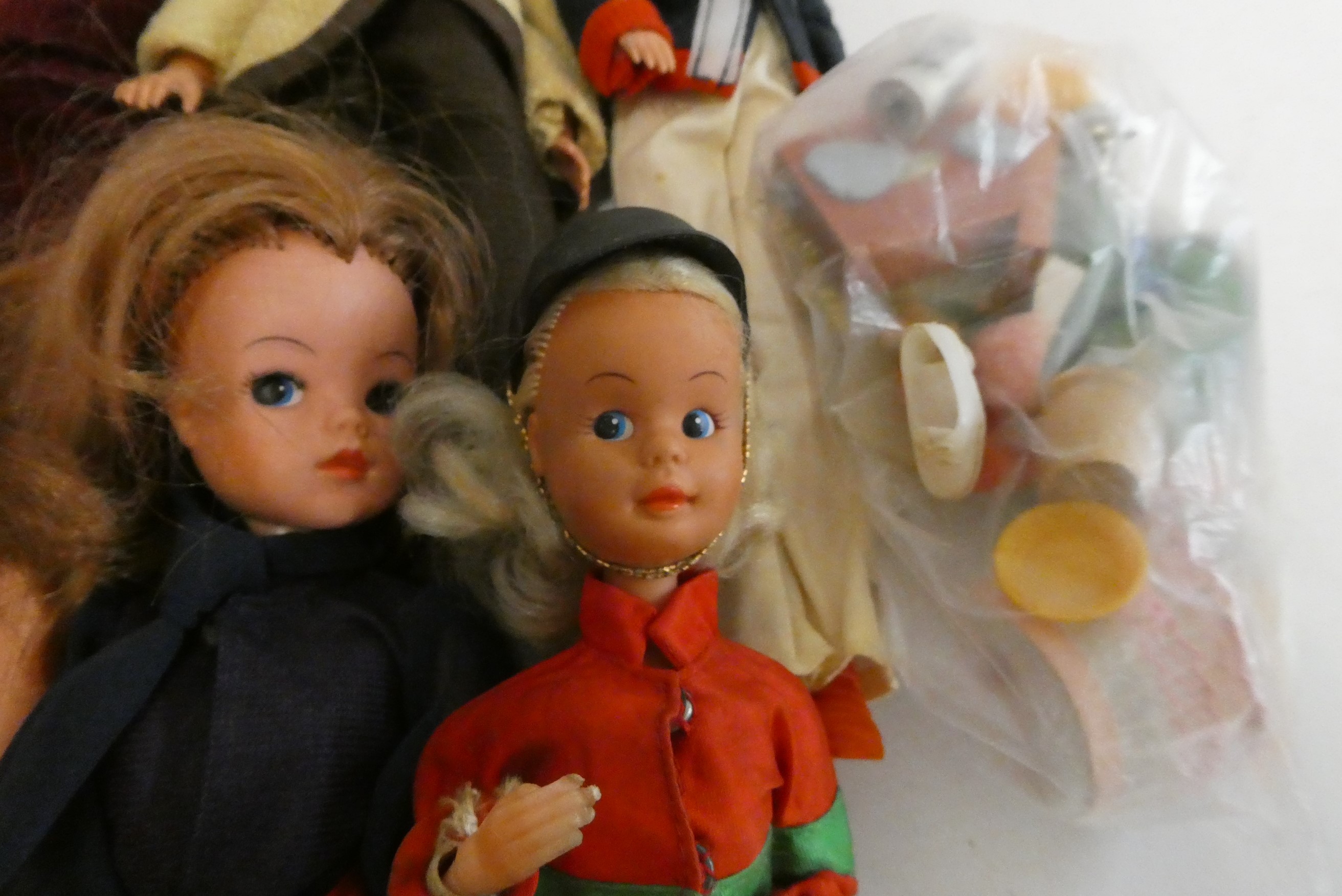 9 Sindy dolls and accessories, comprising 3 "2 Gen 1077", 3 "055014", 2 "033055X" and 1 "036001X" Image