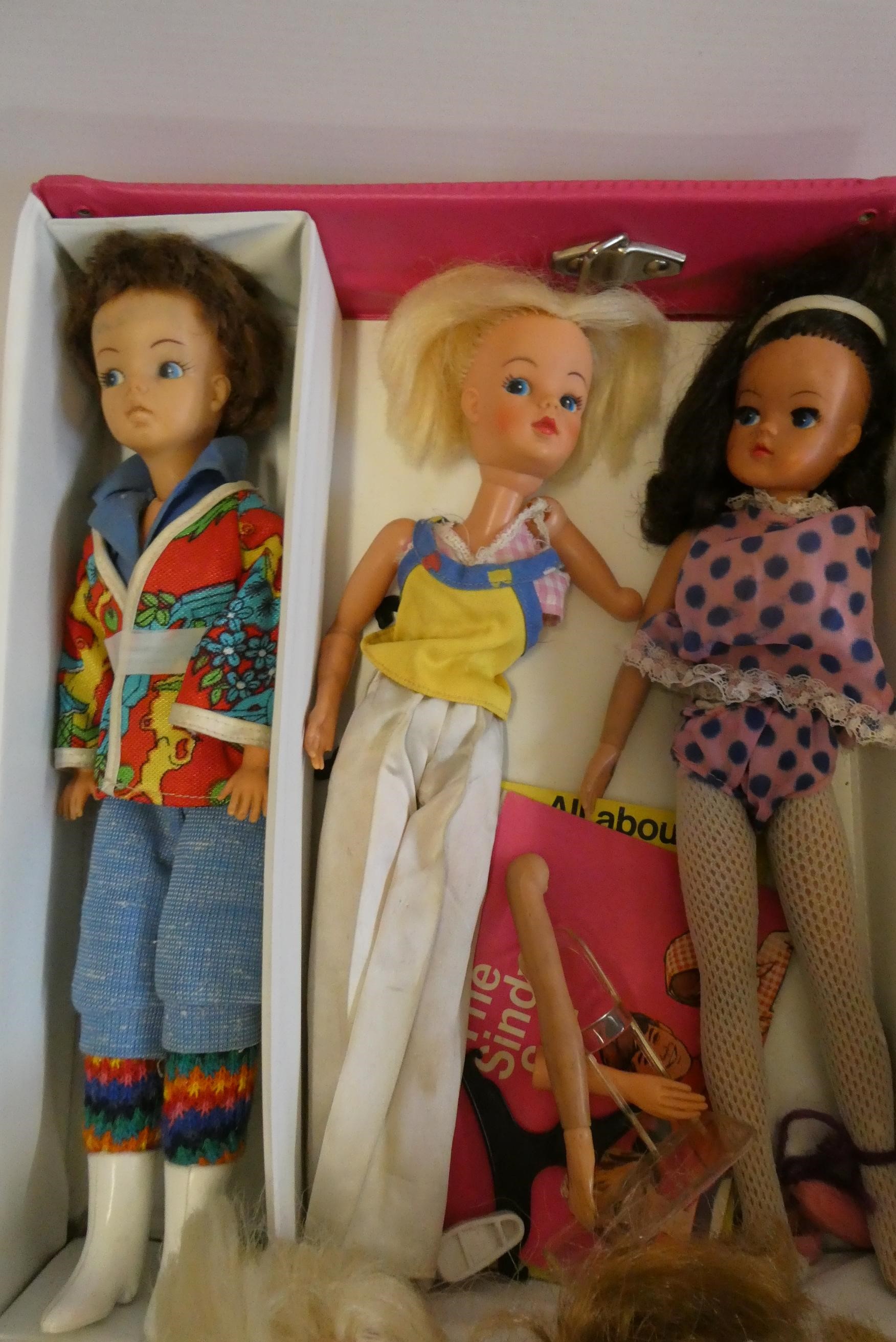 5 Sindy dolls in carrying case, together with a large quantity of Sindy clothes and accessories Image