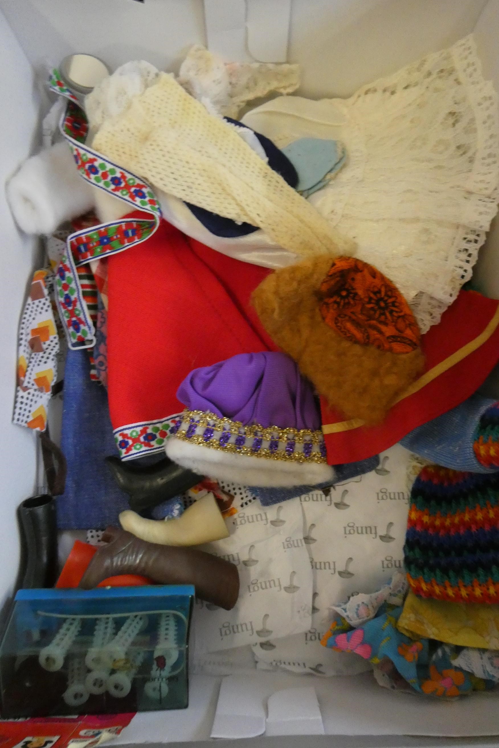 5 Sindy dolls in carrying case, together with a large quantity of Sindy clothes and accessories Image