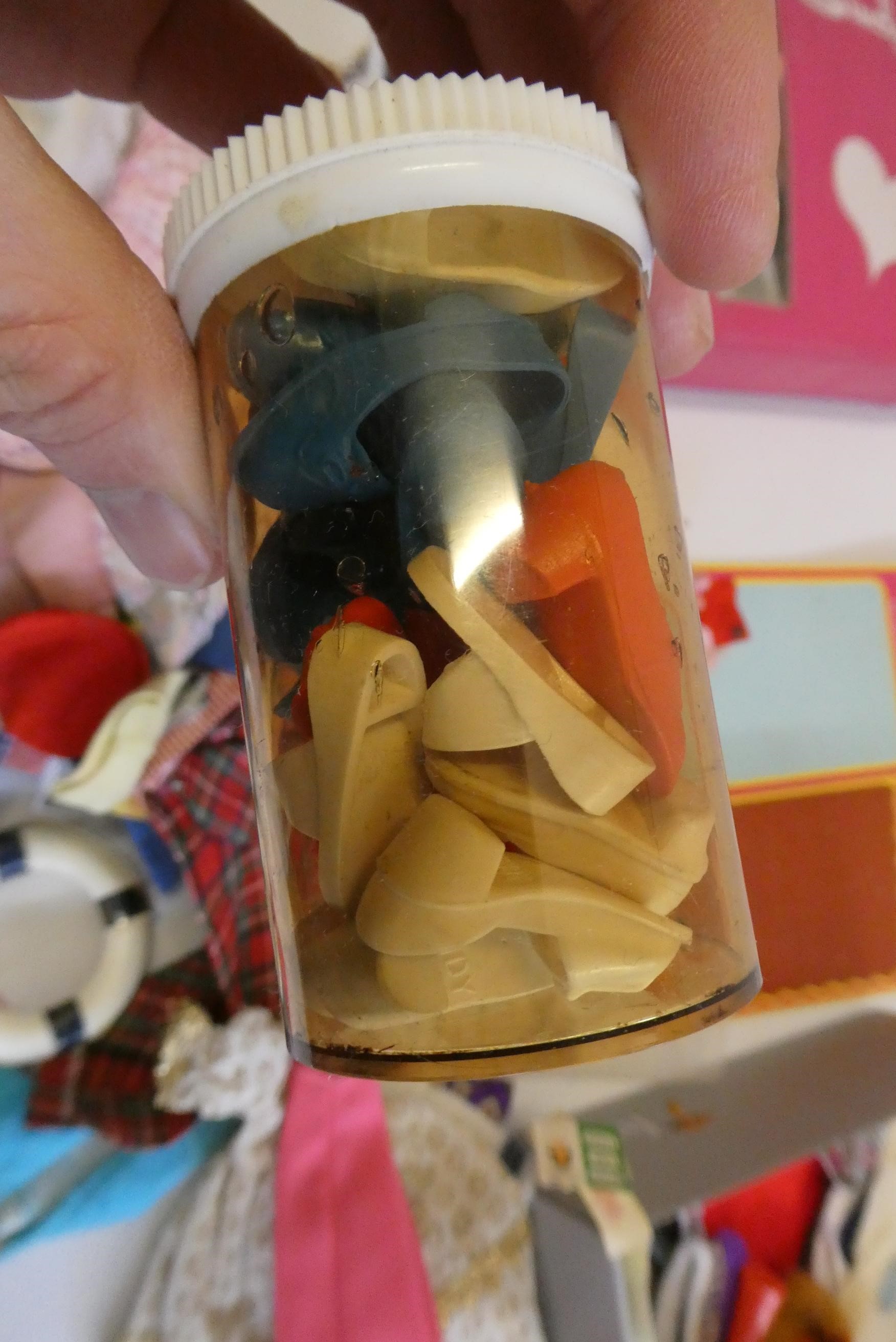 5 Sindy dolls in carrying case, together with a large quantity of Sindy clothes and accessories Image