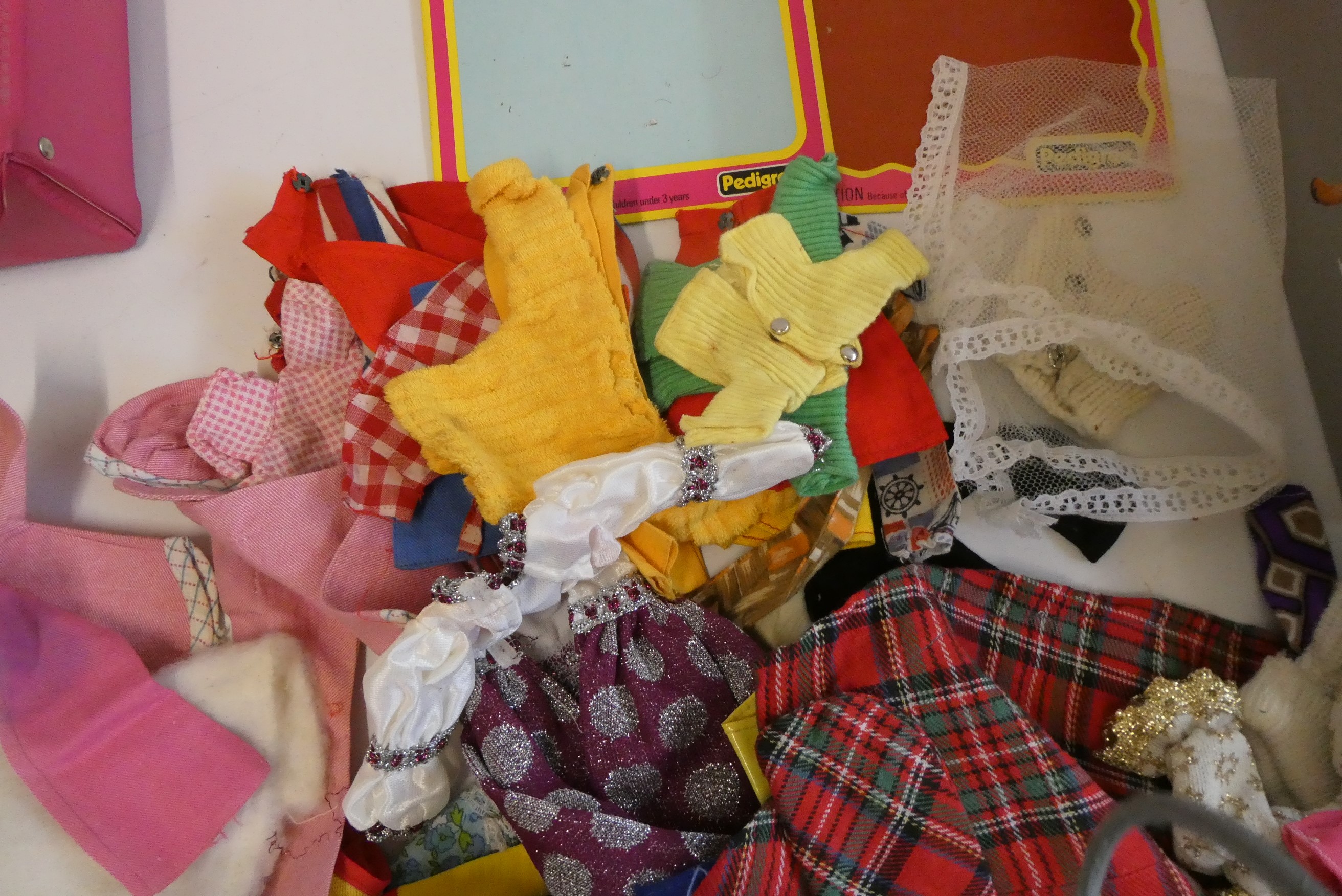 5 Sindy dolls in carrying case, together with a large quantity of Sindy clothes and accessories Image