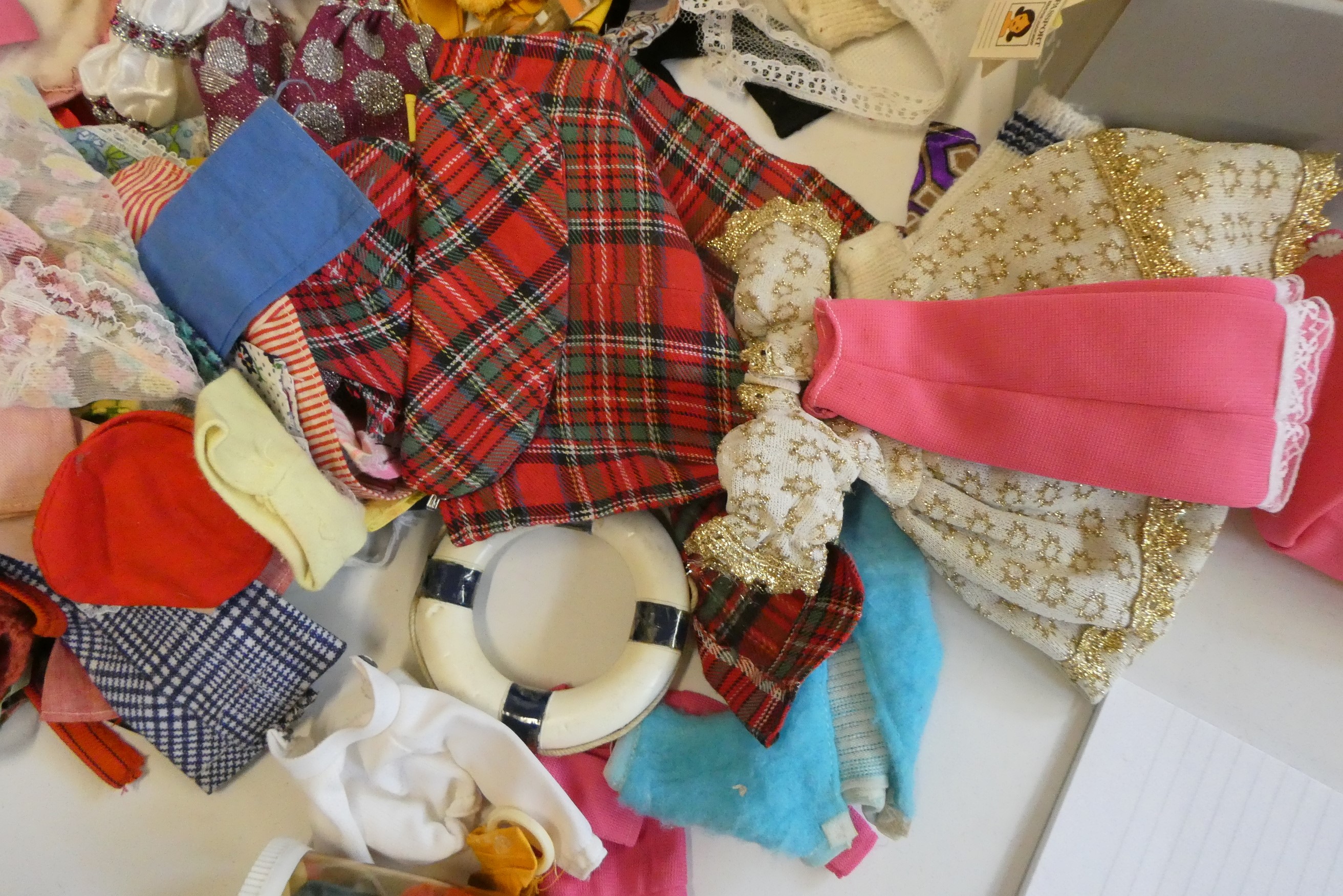 5 Sindy dolls in carrying case, together with a large quantity of Sindy clothes and accessories Image