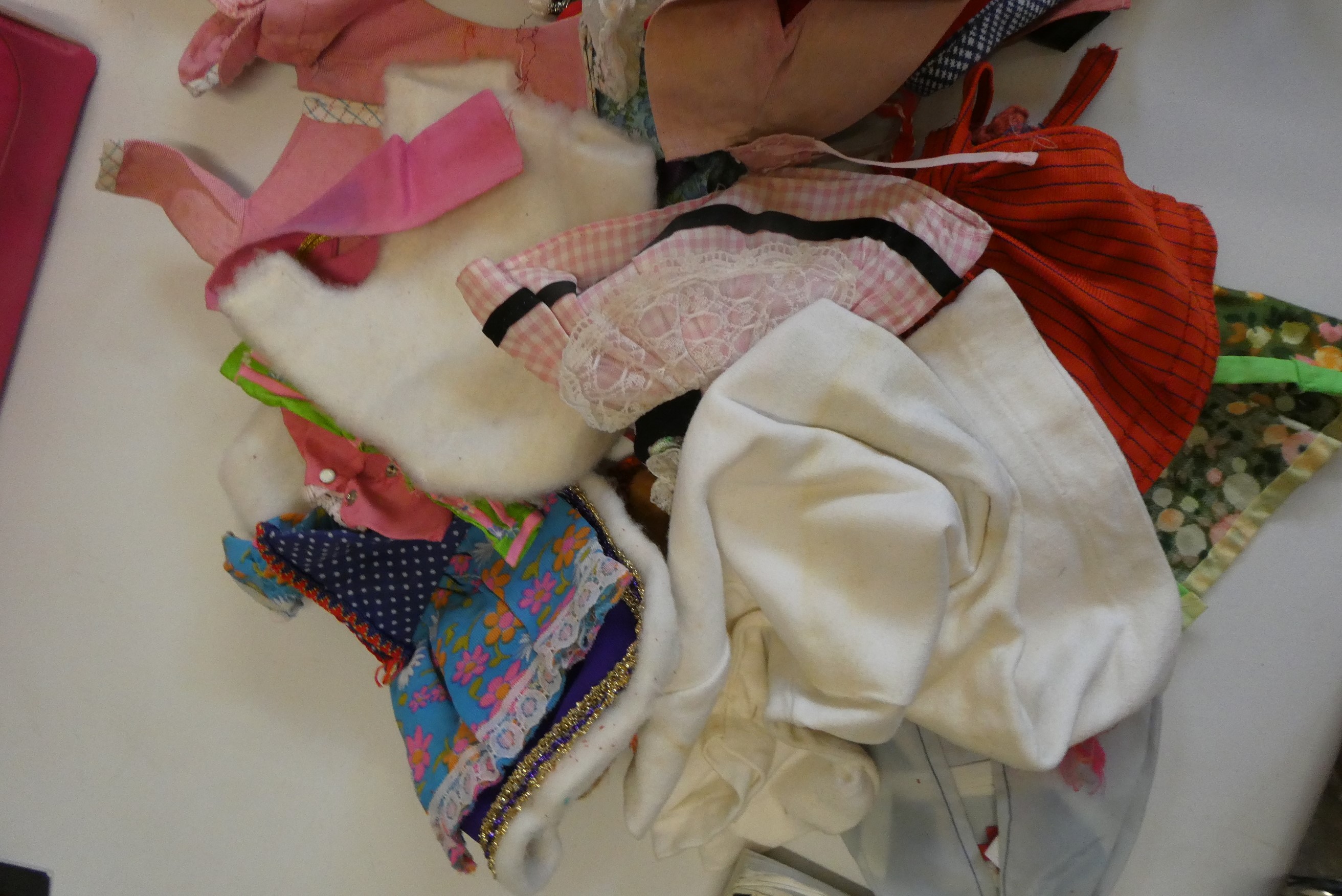 5 Sindy dolls in carrying case, together with a large quantity of Sindy clothes and accessories Image