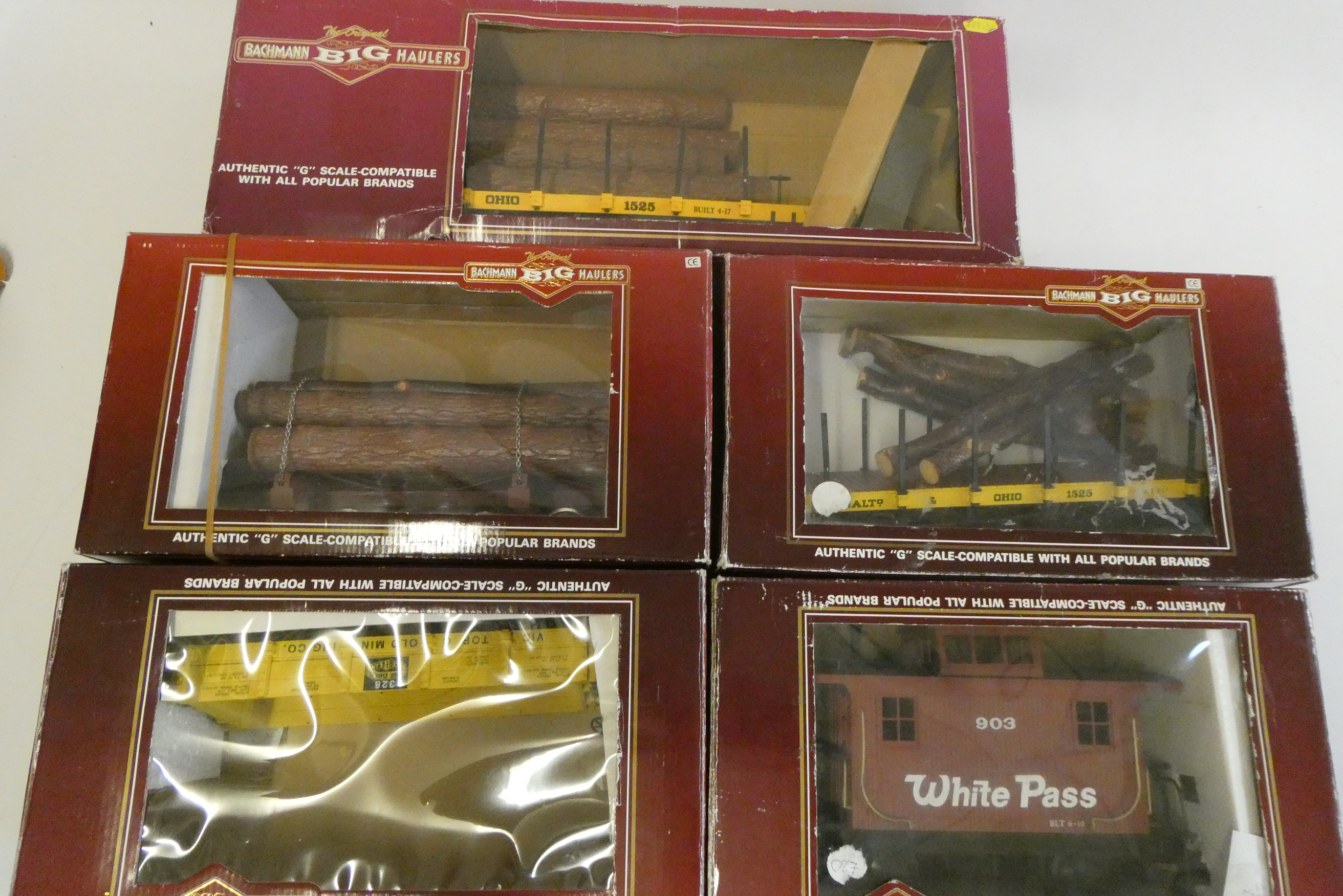 Five Bachmann American Railways goods trucks comprising three log wagons, open truck and caboose, Image