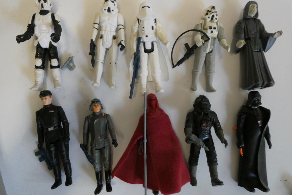 10 Star Wars figures and accessories Image