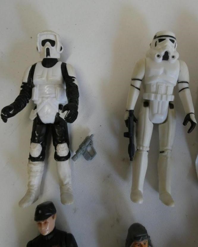 10 Star Wars figures and accessories Image
