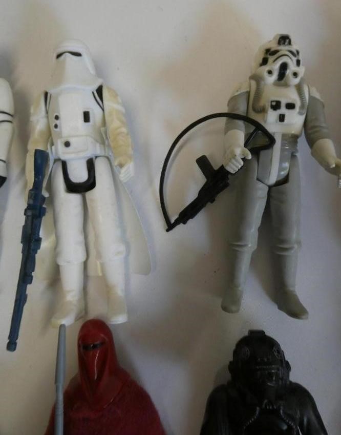 10 Star Wars figures and accessories Image