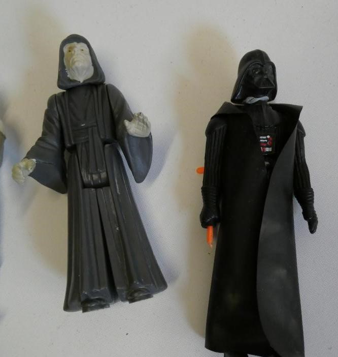 10 Star Wars figures and accessories Image