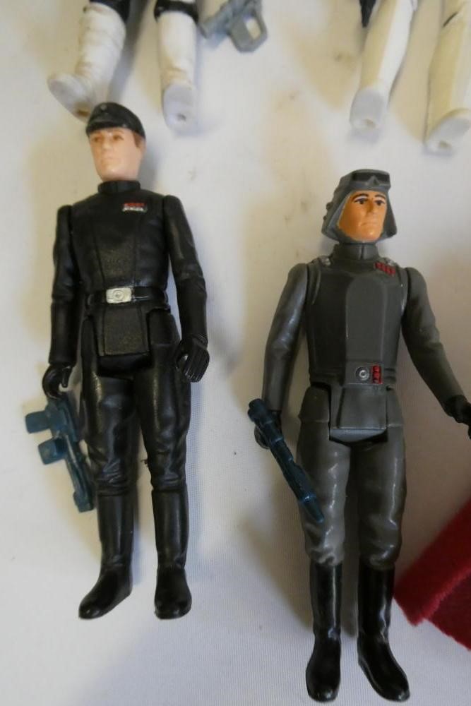 10 Star Wars figures and accessories Image