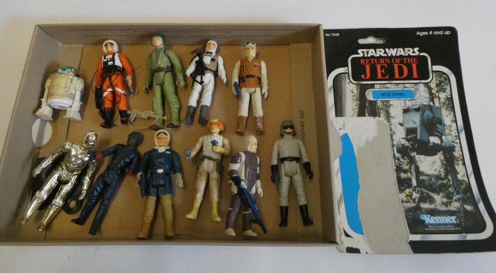 11 Star Wars figures and accessories Image
