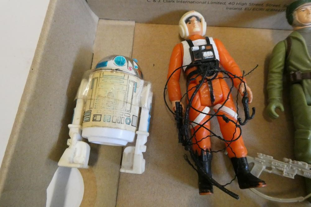 11 Star Wars figures and accessories Image