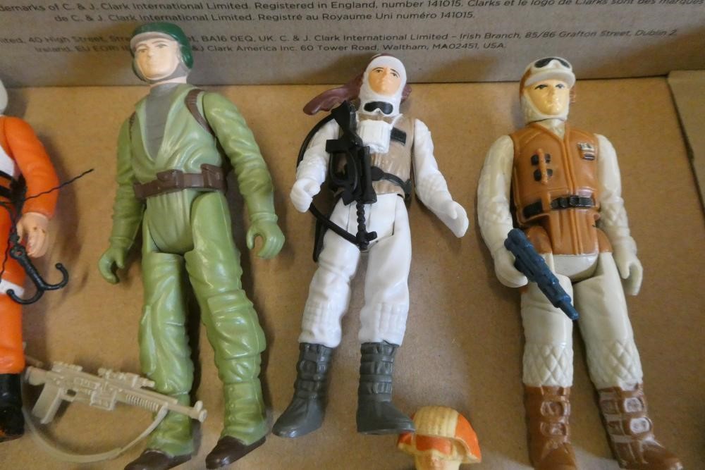 11 Star Wars figures and accessories Image