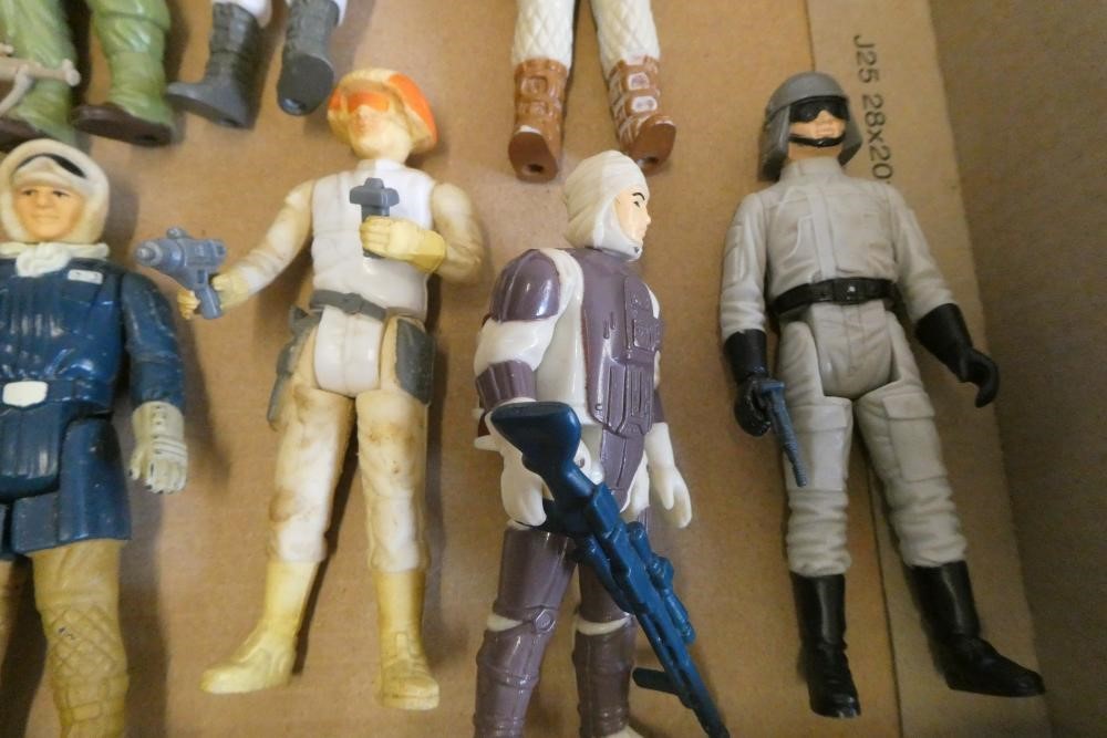 11 Star Wars figures and accessories Image