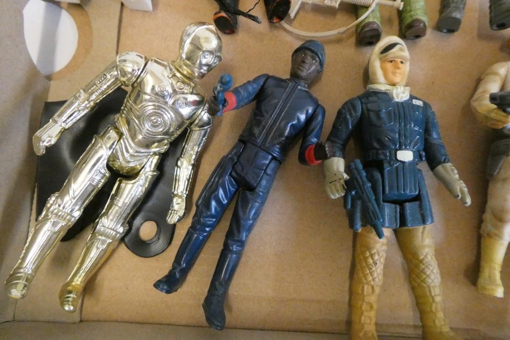 11 Star Wars figures and accessories Image