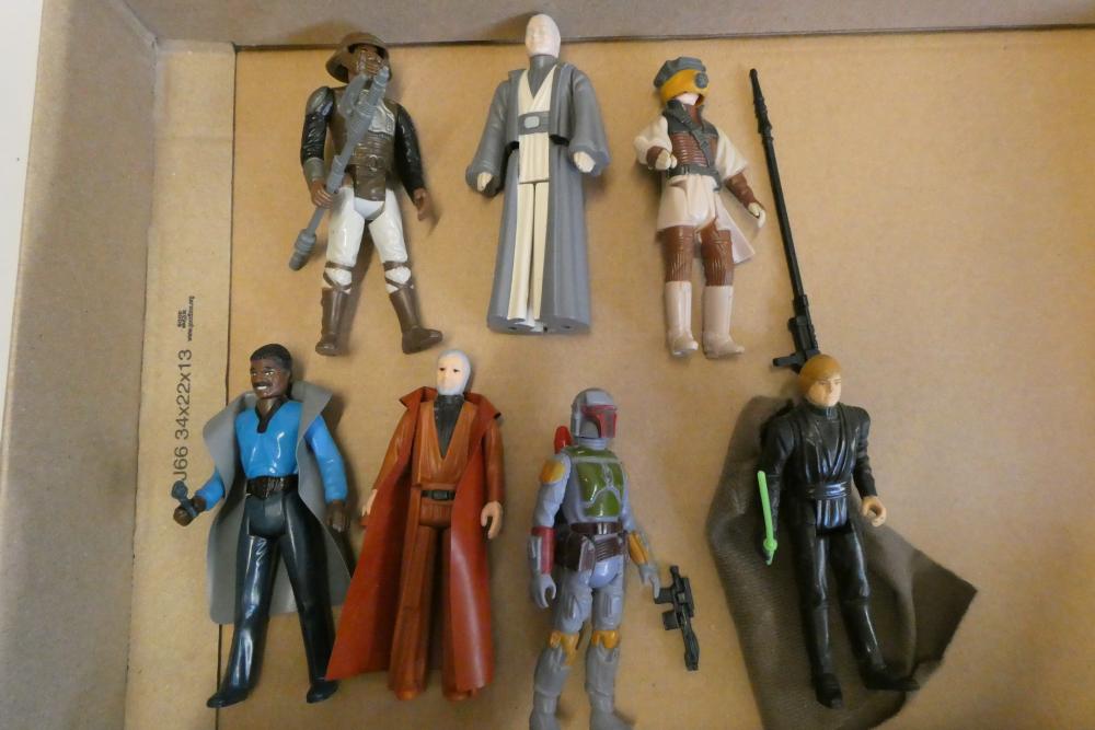 7 Star Wars figures and accessories Image