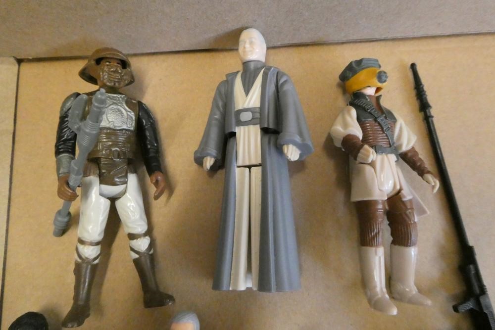 7 Star Wars figures and accessories Image