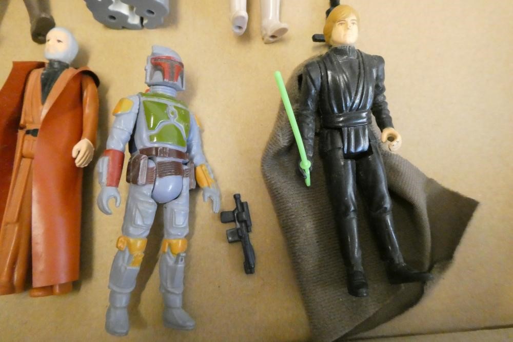 7 Star Wars figures and accessories Image