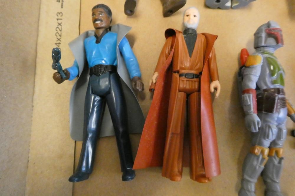 7 Star Wars figures and accessories Image
