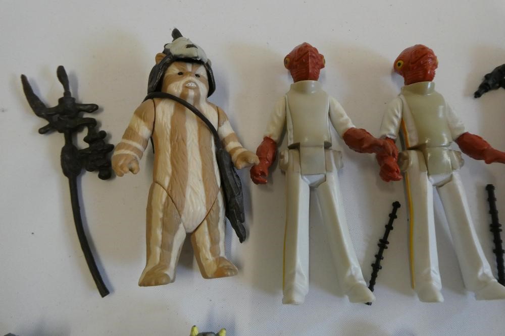 9 Star Wars figures and accessories, comprising Lobot, Teebo with card, Wicket, Logray, 2 Admiral Image