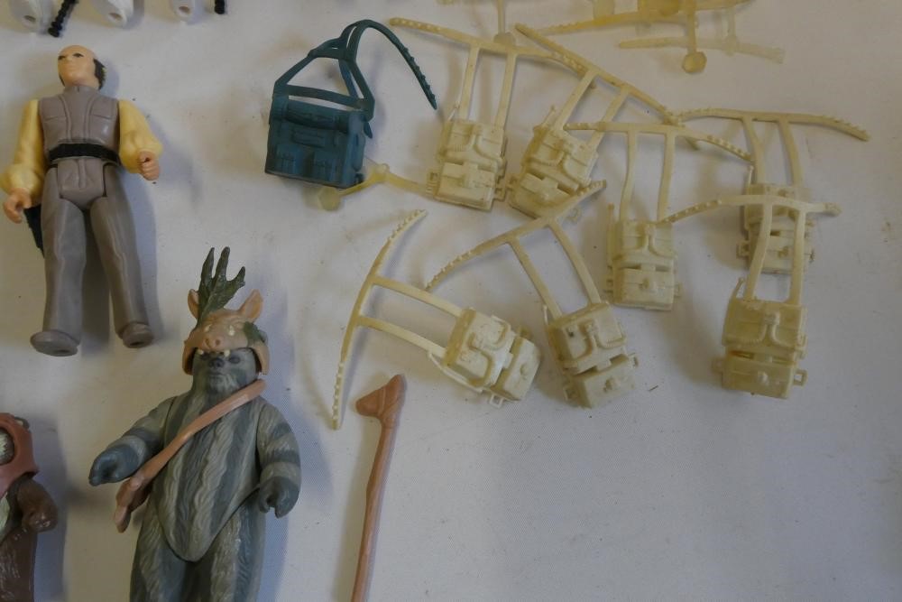 9 Star Wars figures and accessories, comprising Lobot, Teebo with card, Wicket, Logray, 2 Admiral Image