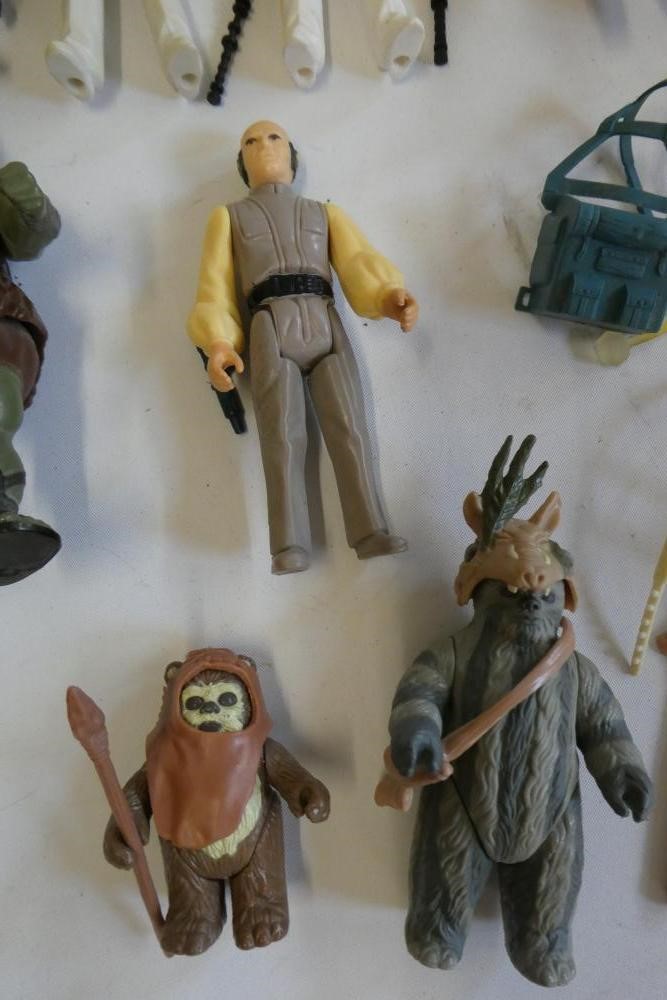 9 Star Wars figures and accessories, comprising Lobot, Teebo with card, Wicket, Logray, 2 Admiral Image