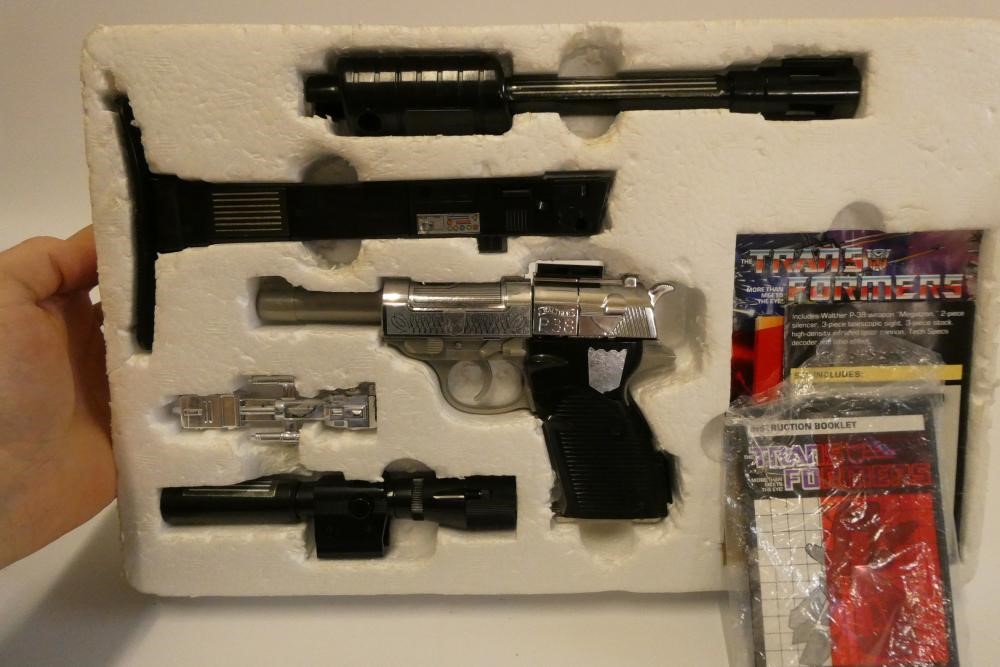 Transformers Decepticon Leader Walther P-38 Megatron, boxed, figure fair, box af Image