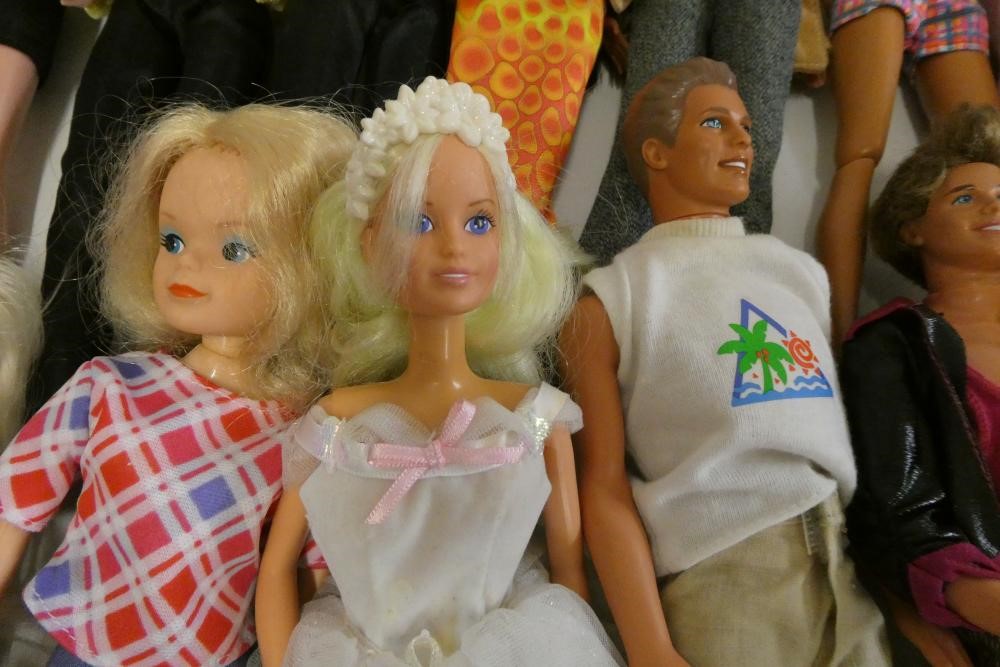 A box of Barbie accessories, Ken dolls, two Sindy dolls and Hasbro celebrity dolls etc, including a Image