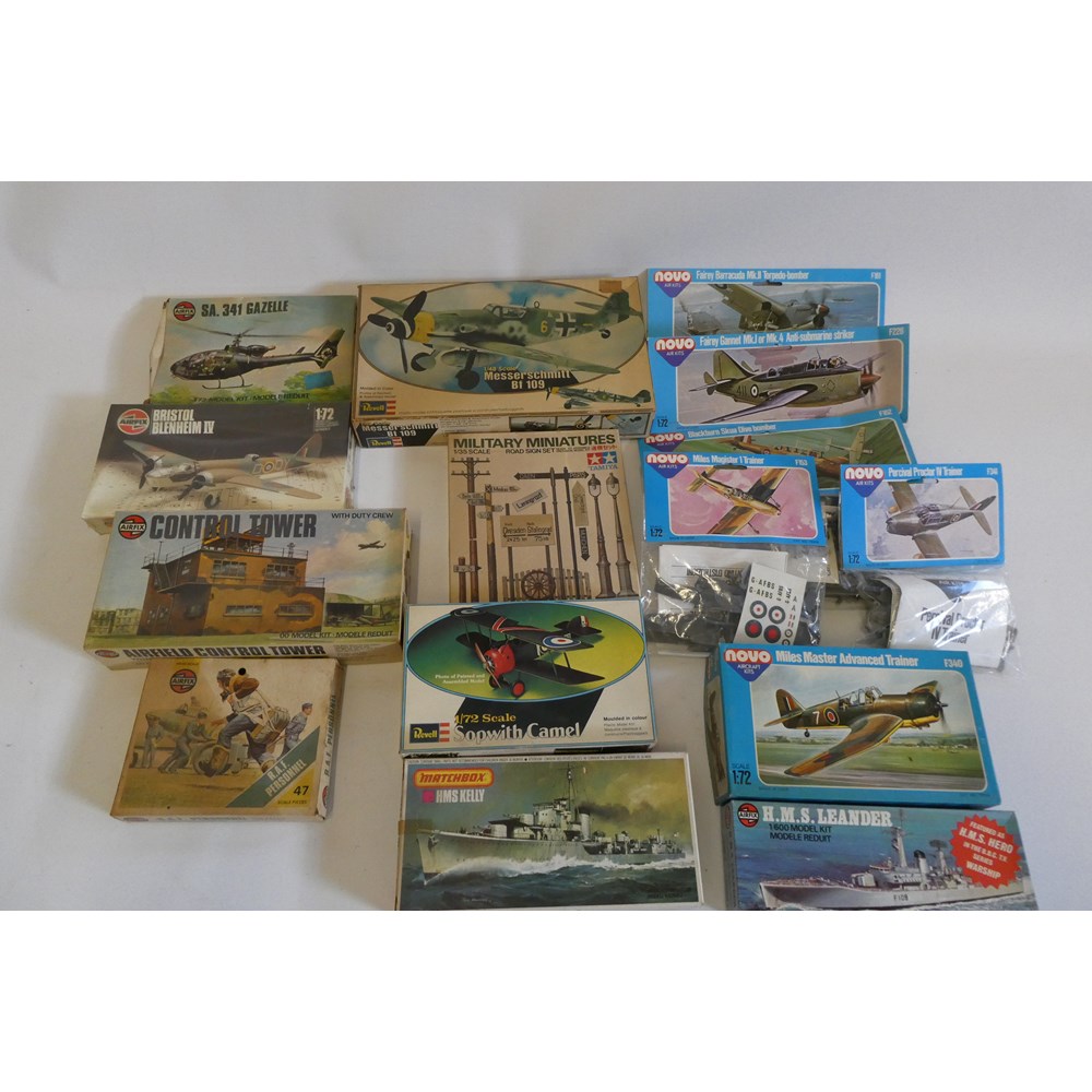 Twenty six plastic kit by Airfix and others, mostly aircraft subjects, all items boxed, unchecked Image