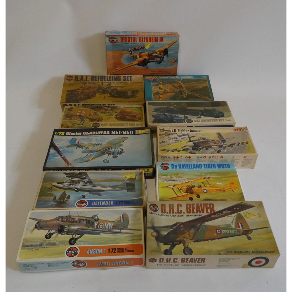 Twenty six plastic kit by Airfix and others, mostly aircraft subjects, all items boxed, unchecked Image