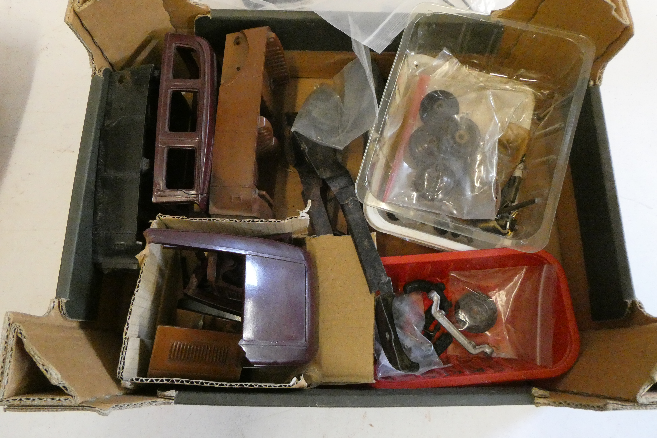 AGL Ranlite Singer saloon parts, most items have damage or are broken, a rare item in poor condition Image