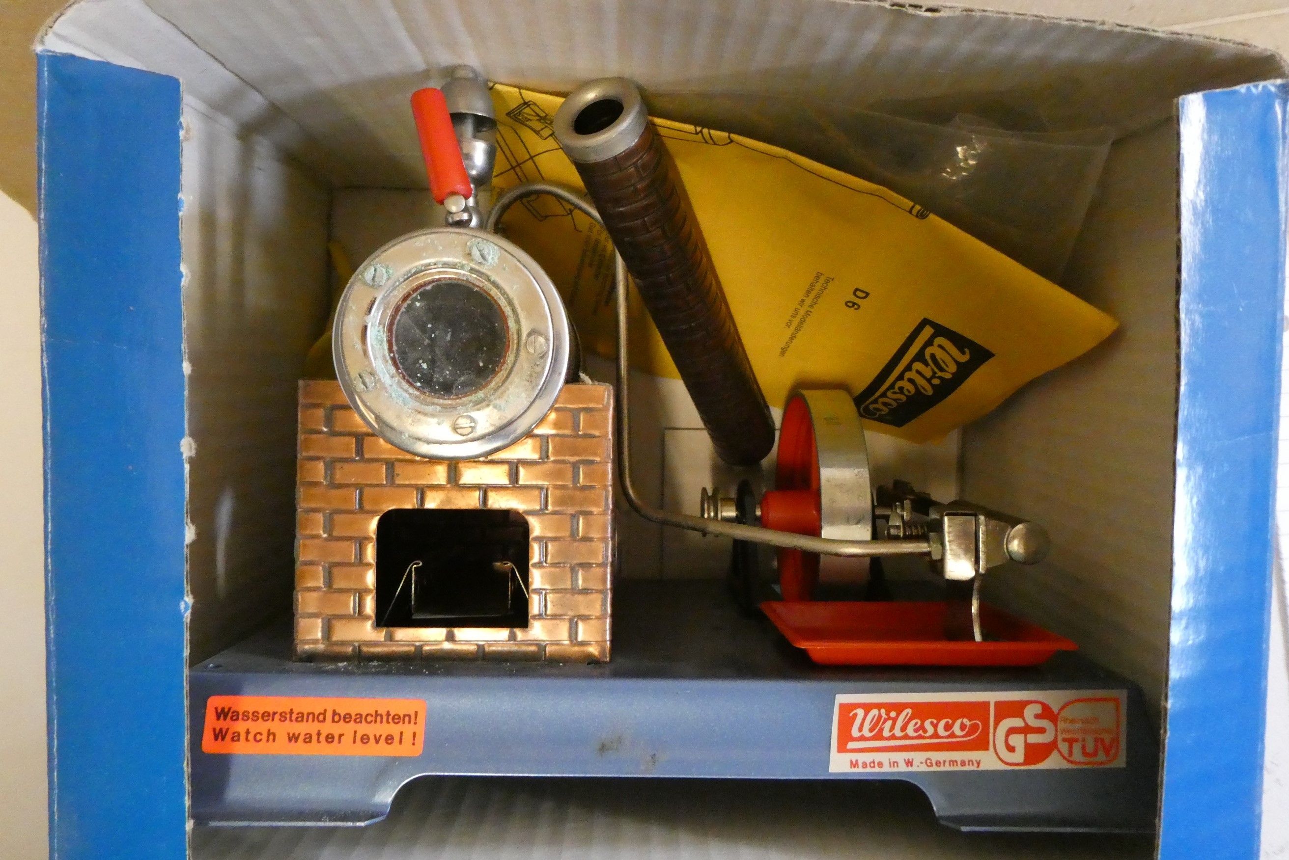 Wilesco D305 Steam Fire engine, boxed, fair to good and D6 stationary engine, boxed, good Image