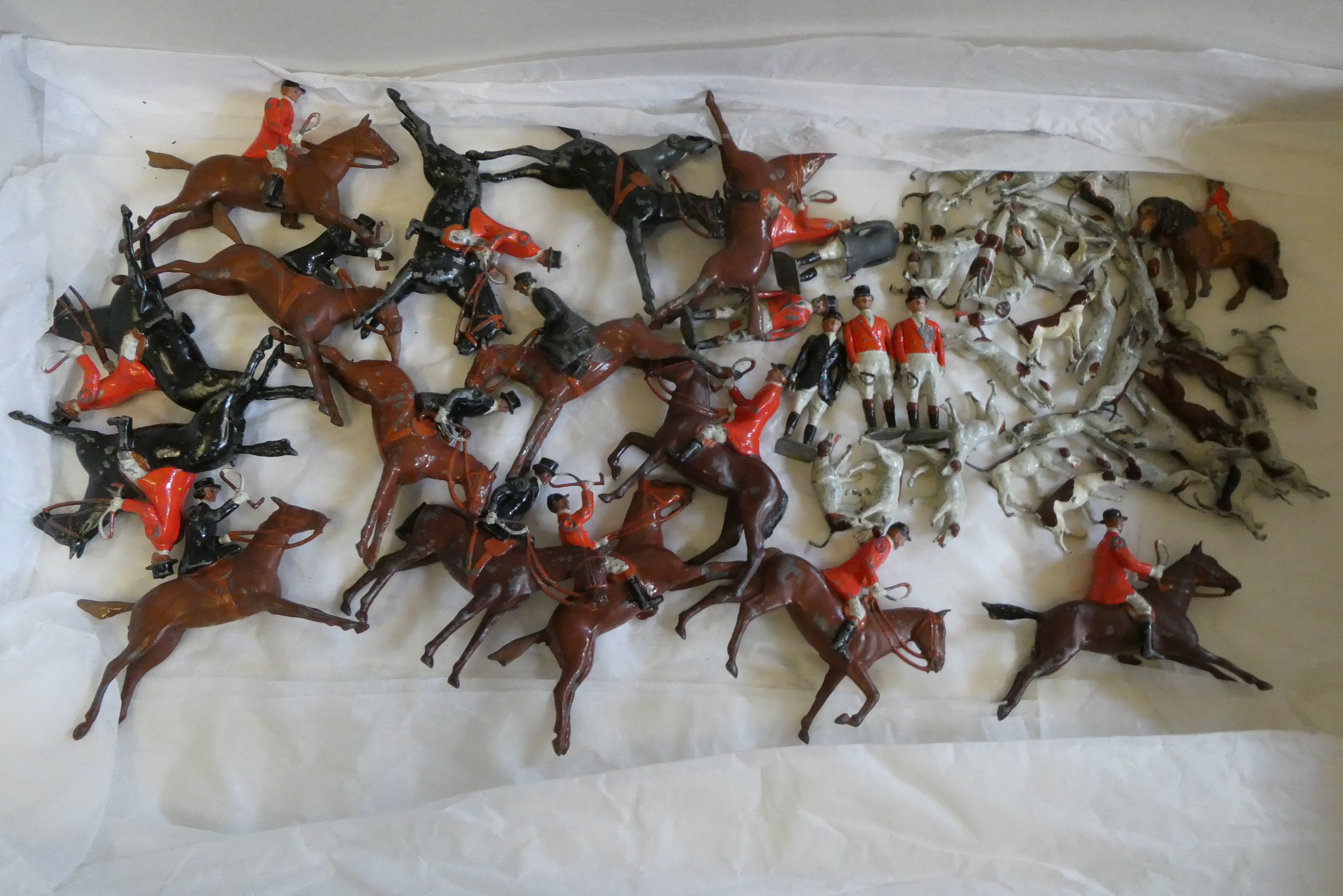 Britains hunt figures comprising fifteen hunt riders, girl on pony, five standing hunt figures,28 Image