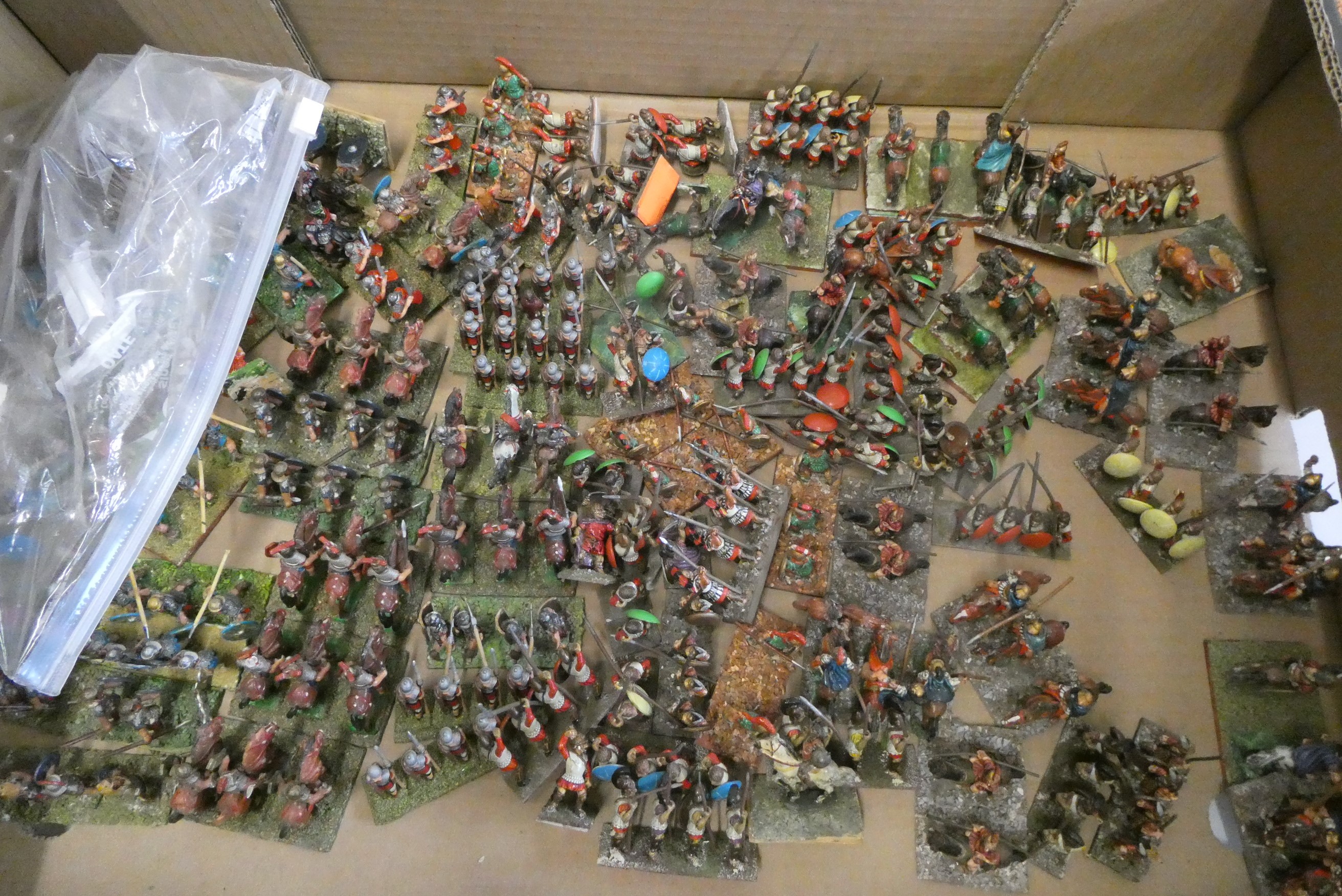 Britains hunt figures comprising fifteen hunt riders, girl on pony, five standing hunt figures,28 Image