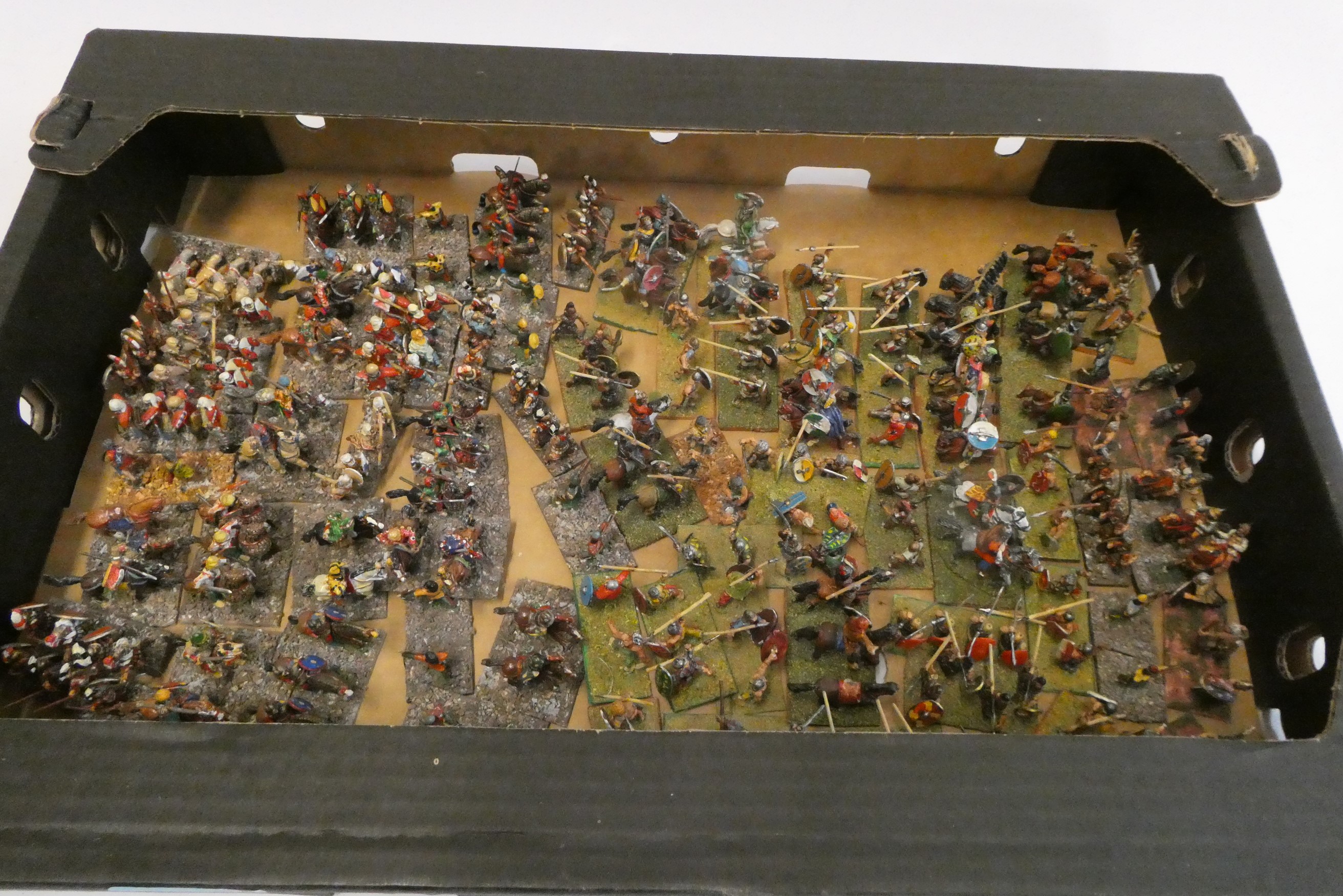 Britains hunt figures comprising fifteen hunt riders, girl on pony, five standing hunt figures,28 Image