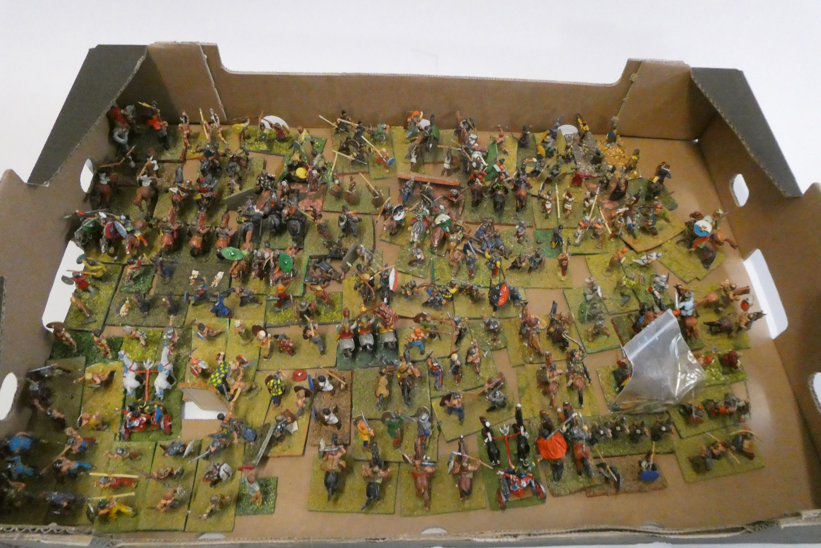 Britains hunt figures comprising fifteen hunt riders, girl on pony, five standing hunt figures,28 Image