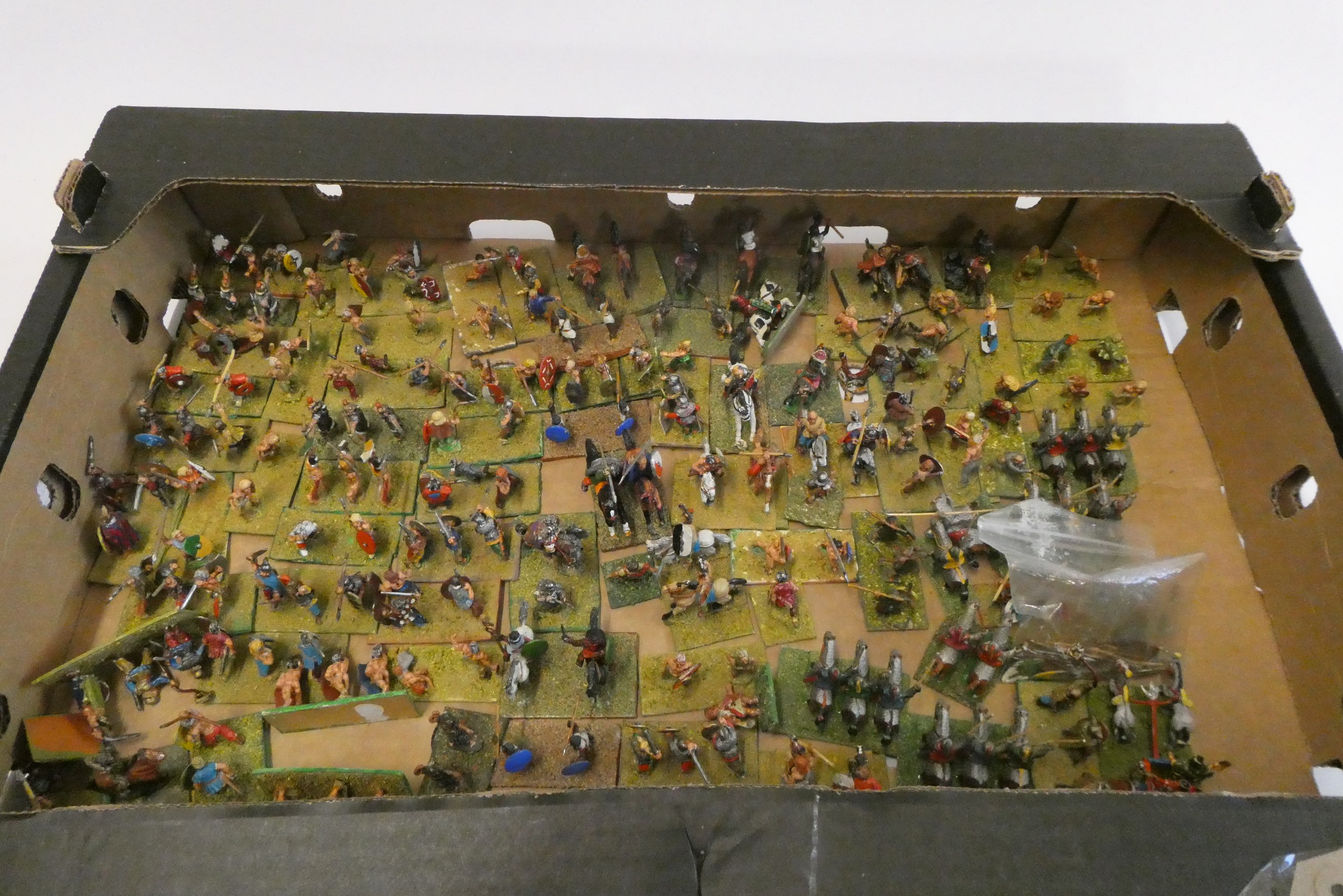Britains hunt figures comprising fifteen hunt riders, girl on pony, five standing hunt figures,28 Image