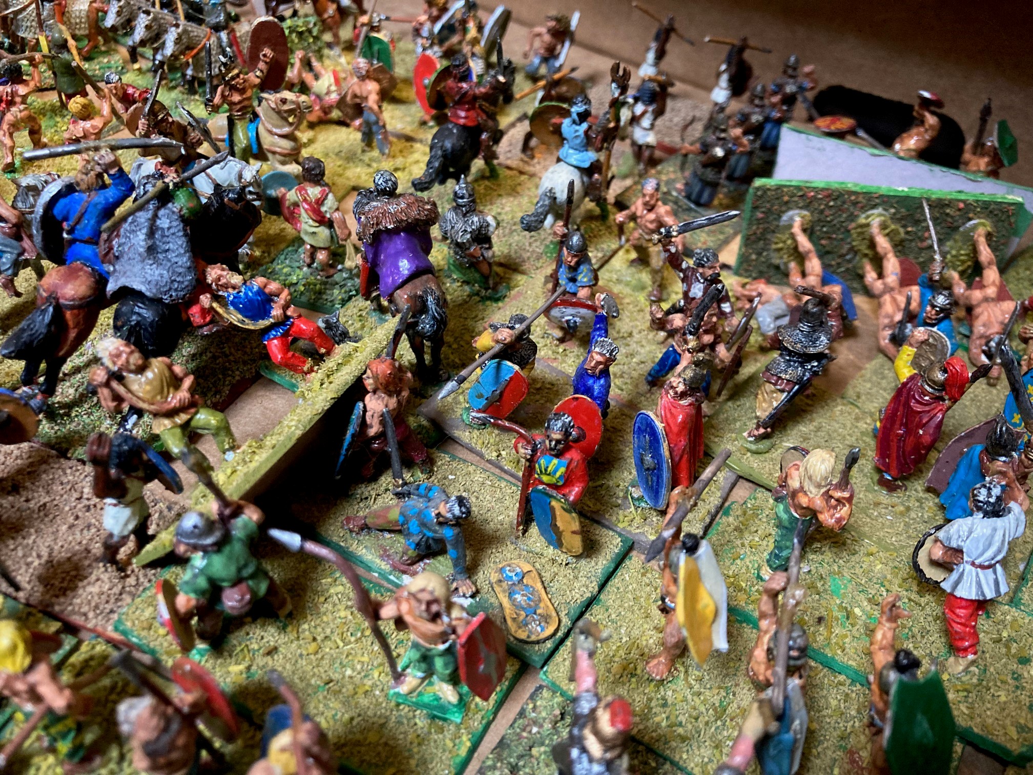 Large quantity of 25mm war gaming figures comprising Roman soldiers, early Britons or Gauls, all Image