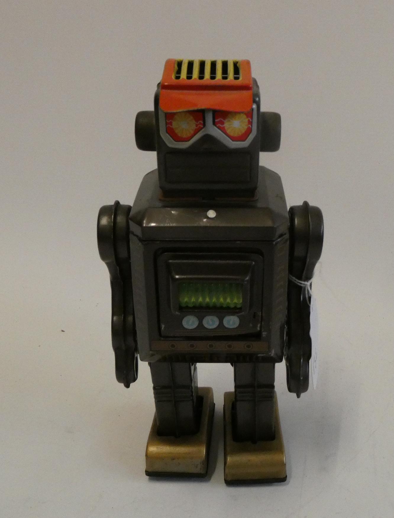 Battery operated tinplate robot, unmarked, possibly Honkawa (SH), no response from motor when Image