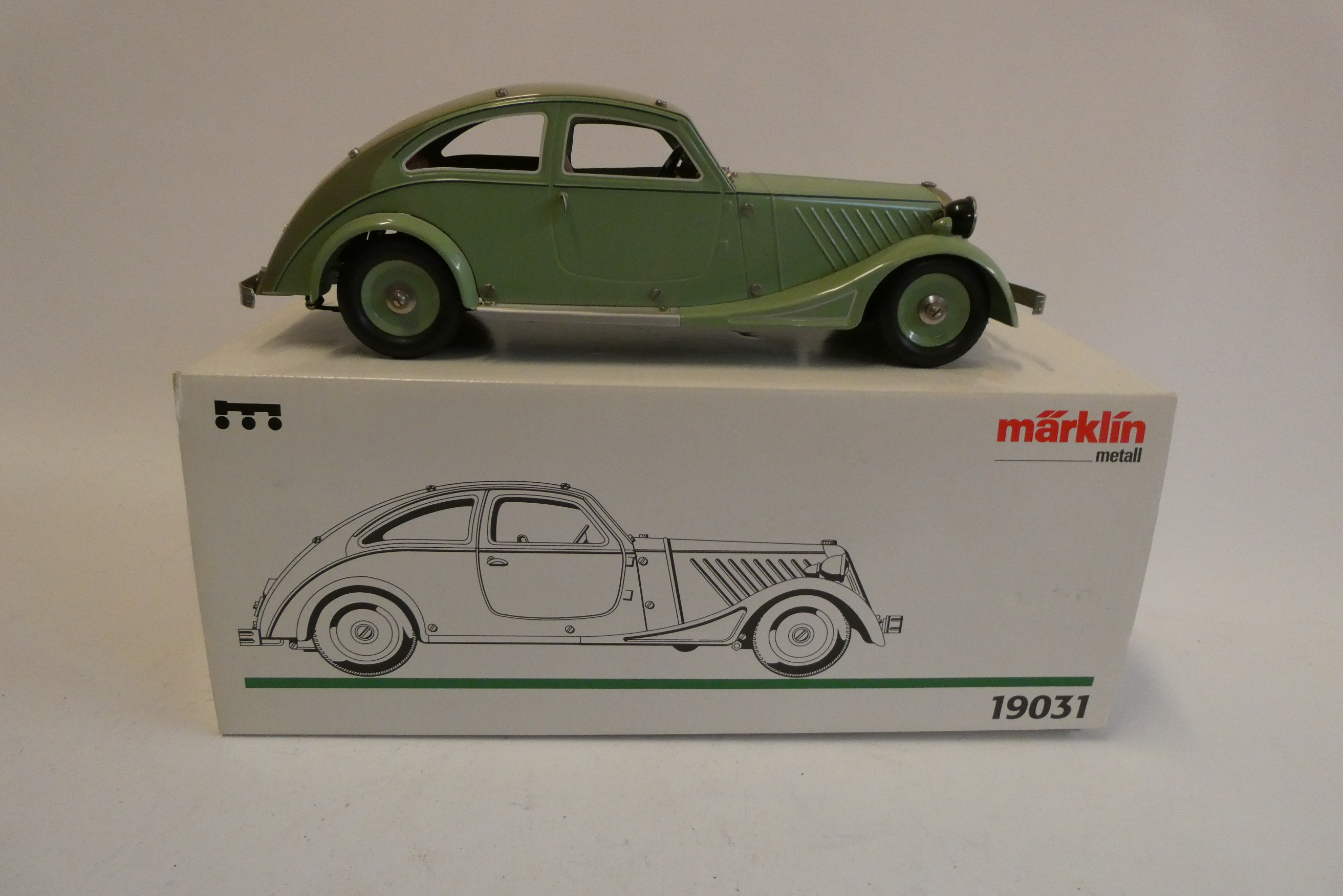 Marklin Late Issue clockwork Streamline Saloon 19031, finished in green and grey, minor dent to left Image