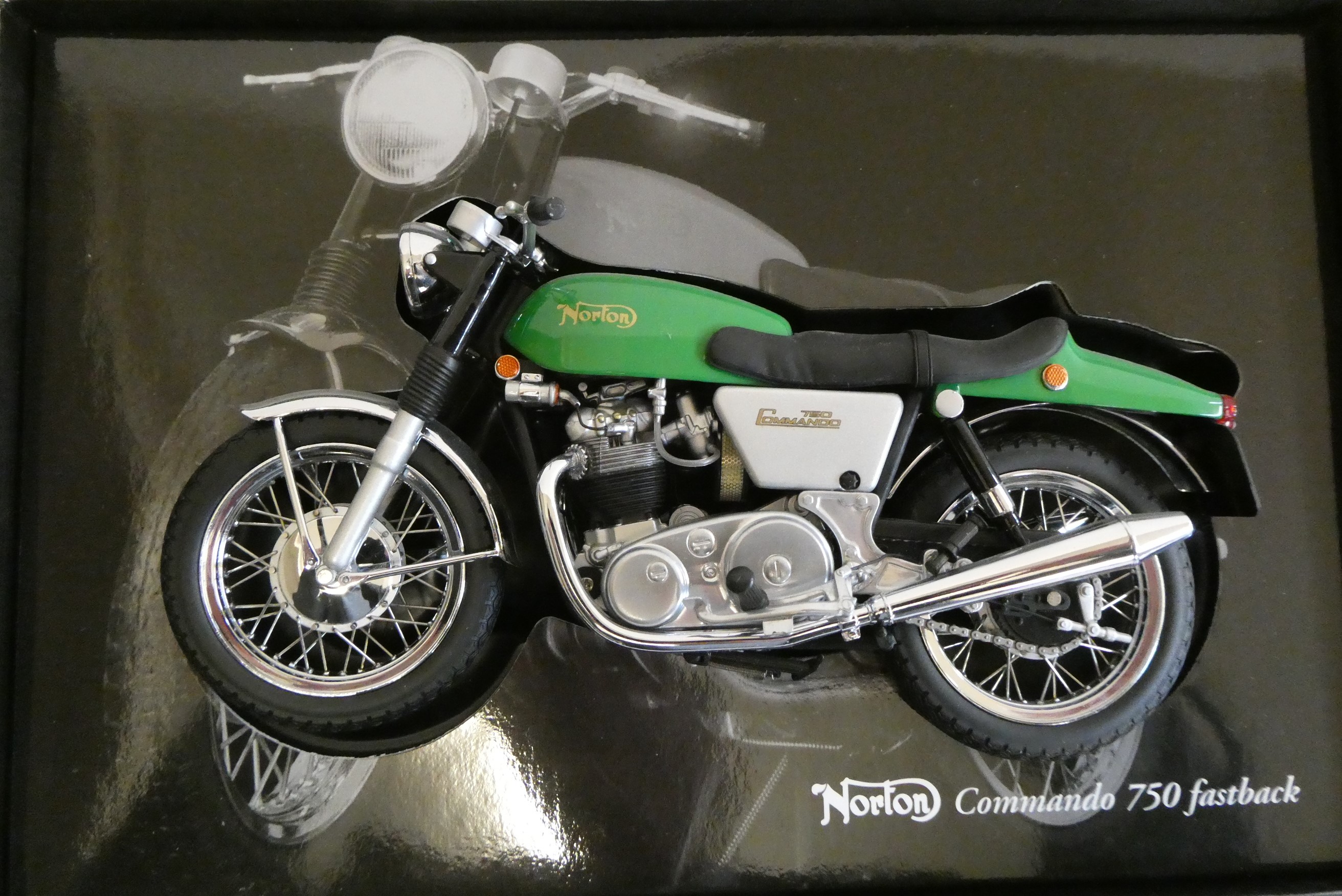Minichamps 1:12 scale motorcycles comprising Triumph Hurricane X 75 and Norton Commando 750 Image