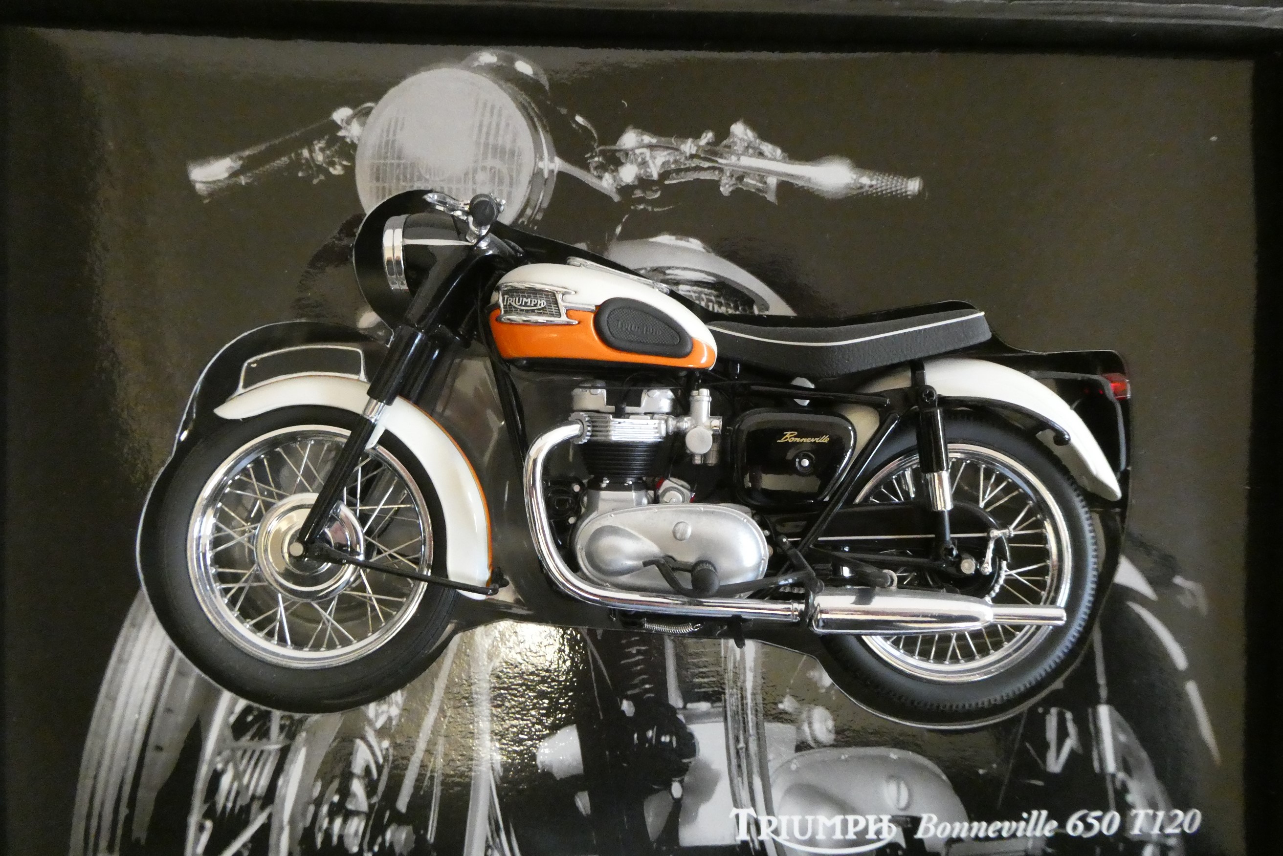 Mini chimps 1:12 scale motorcycles comprising Triumph Bonneville 650 and Brough Superior SS100 TE Image
