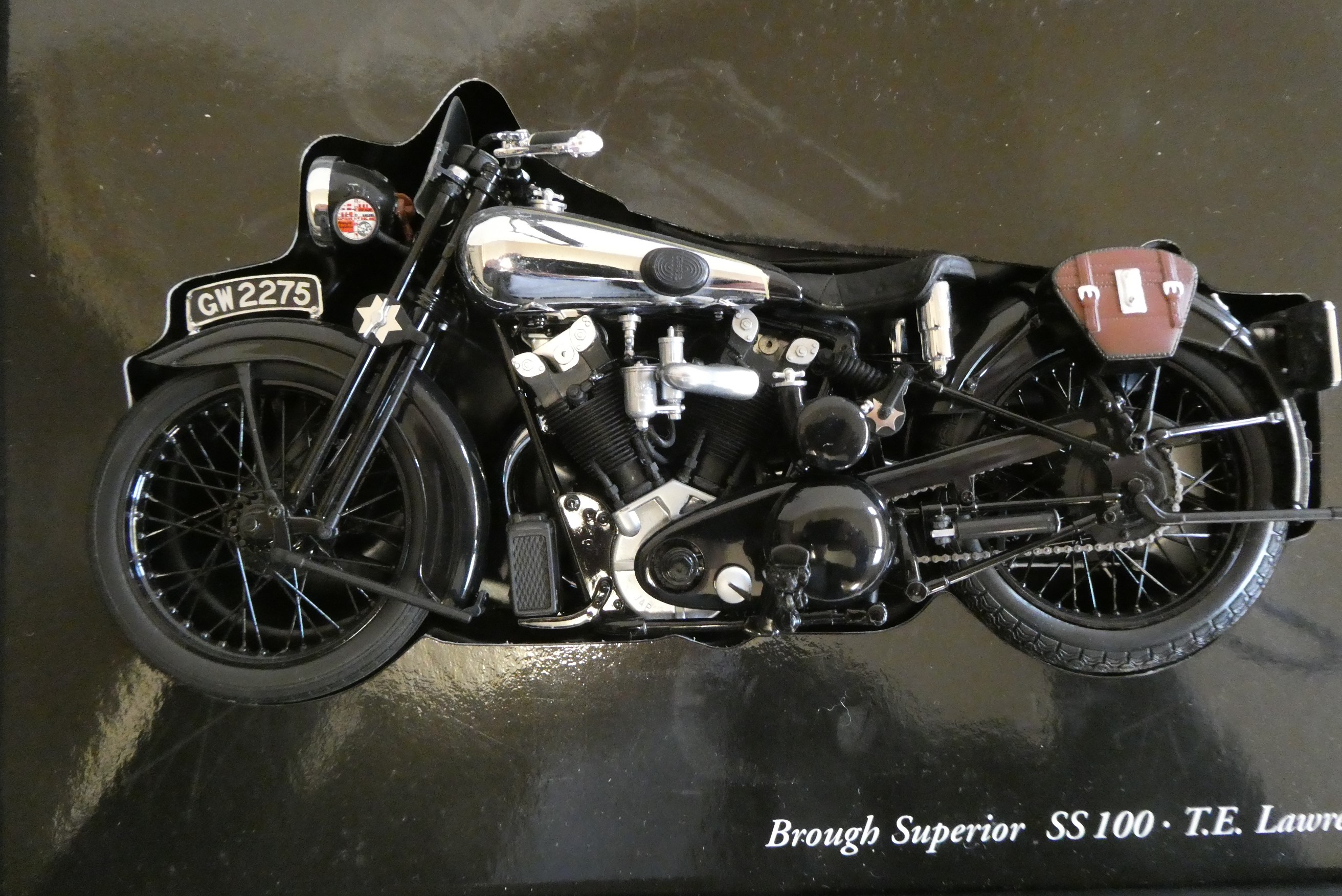 Mini chimps 1:12 scale motorcycles comprising Triumph Bonneville 650 and Brough Superior SS100 TE Image