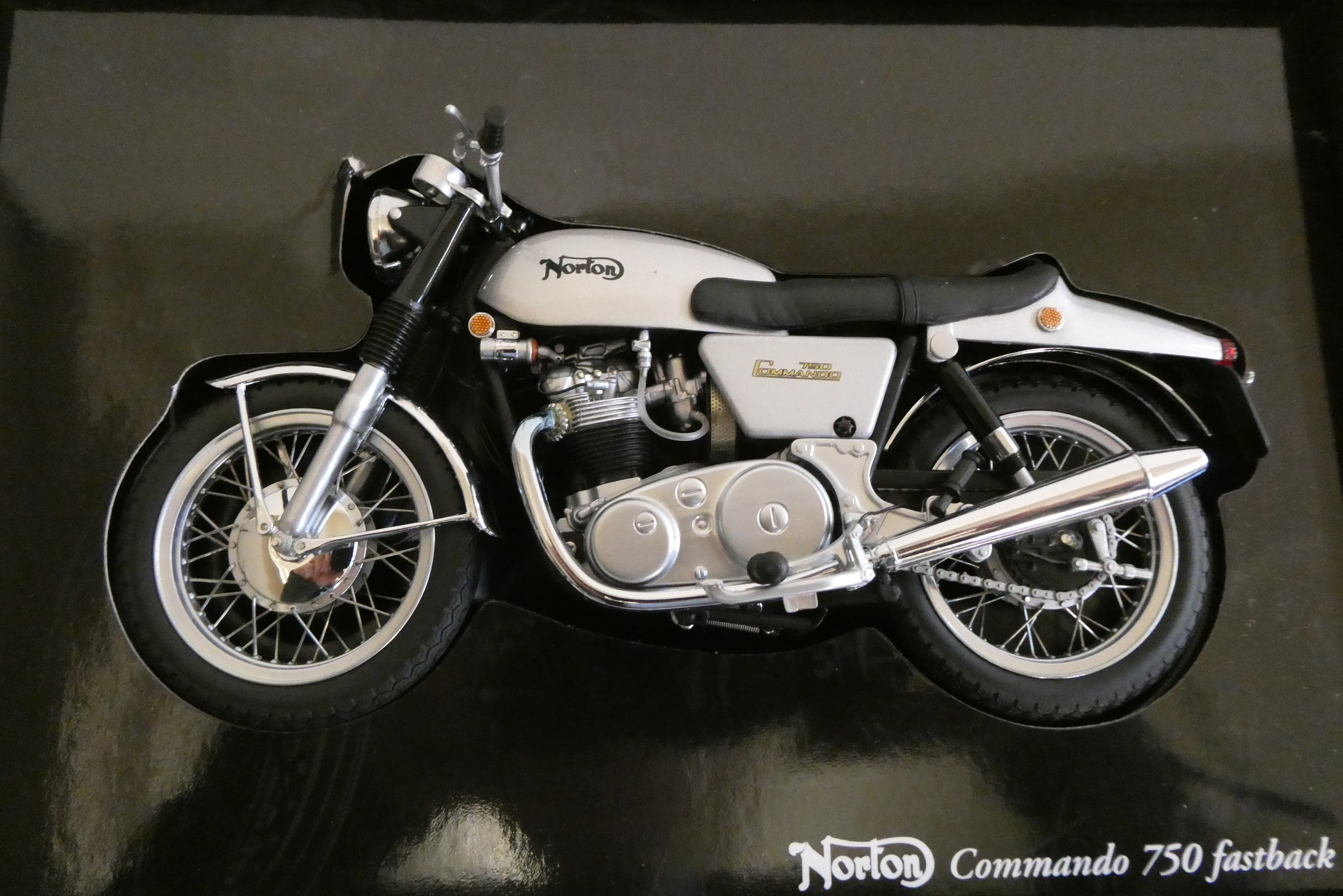 Minichamps 1:12 scale motorcycles comprising Norton Commando 750 Fastback and Norton Manx Ray Petty Image
