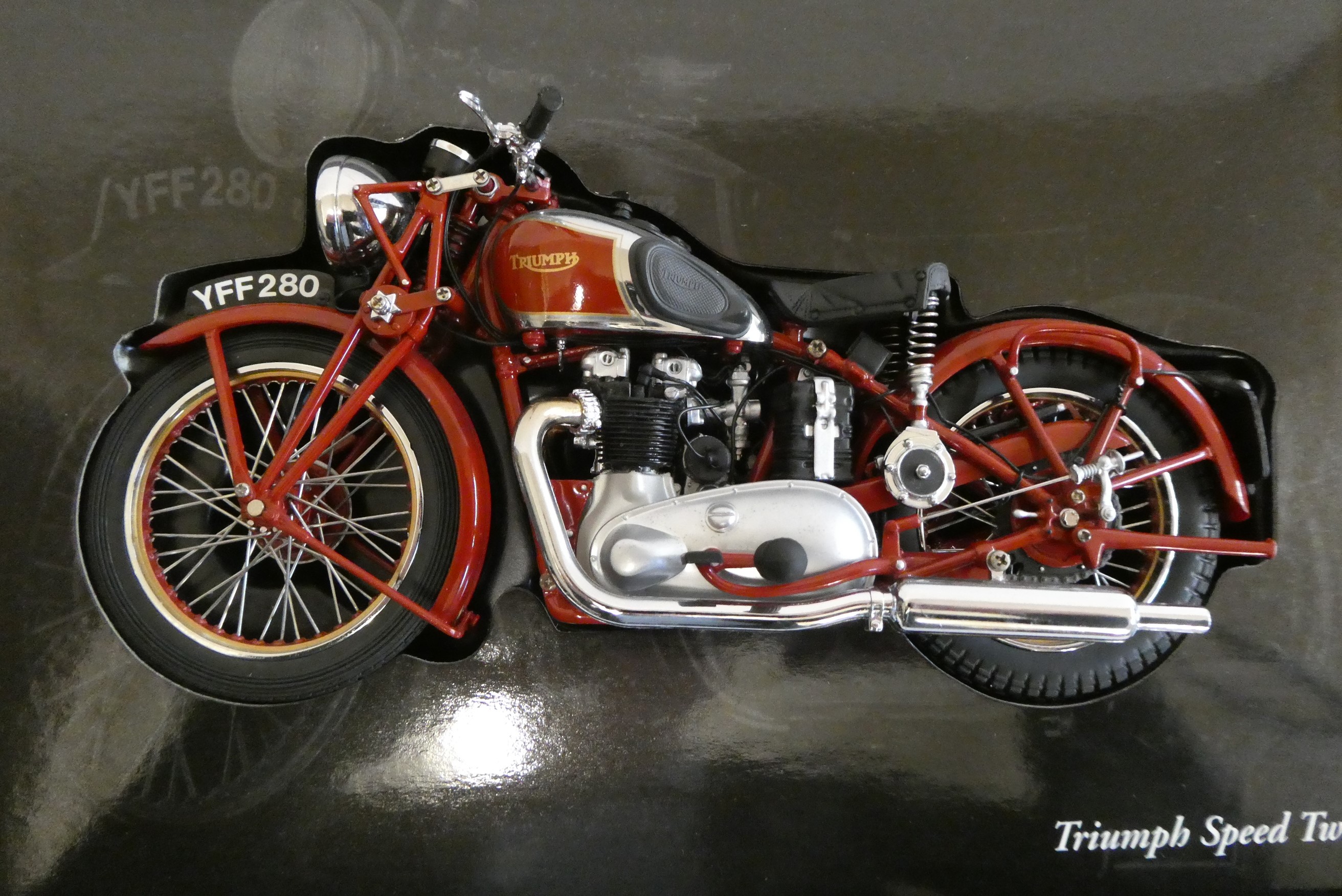 Minichamps 1:12 scale motorcycles comprising Vincent Black Shadow and Triumph Speed Twin, both items Image